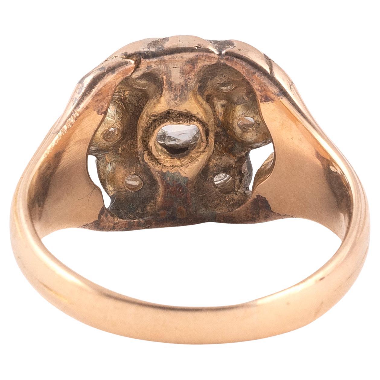 Of round outline, the central stone weighing approximately 1cts, it is bordered by six smaller stones weighing approximately 0,60cts, claw set in silver and 18kt yellow gold.
Weight: 3.8 gr
Size 6