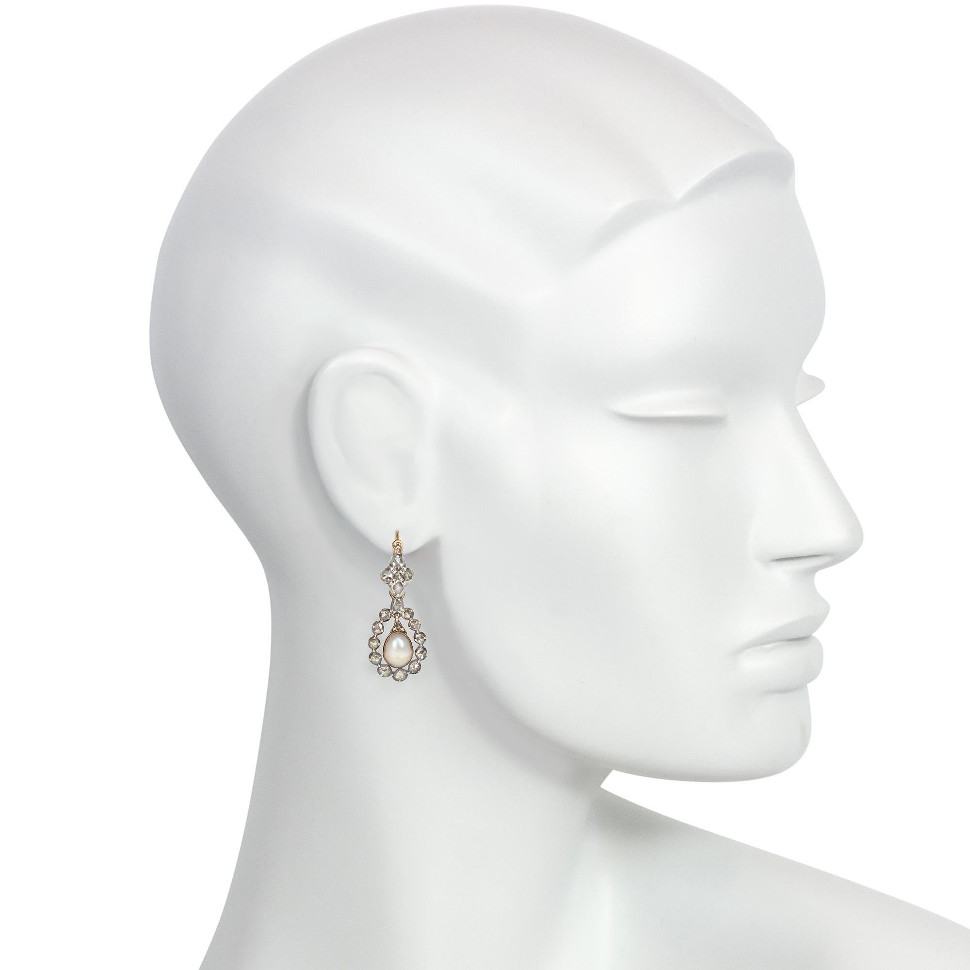 Antike georgianische Ohrringe mit Rosen-Diamant- und Perlen-Anhänger aus silberfarbenem Gold (Rosenschliff) im Angebot
