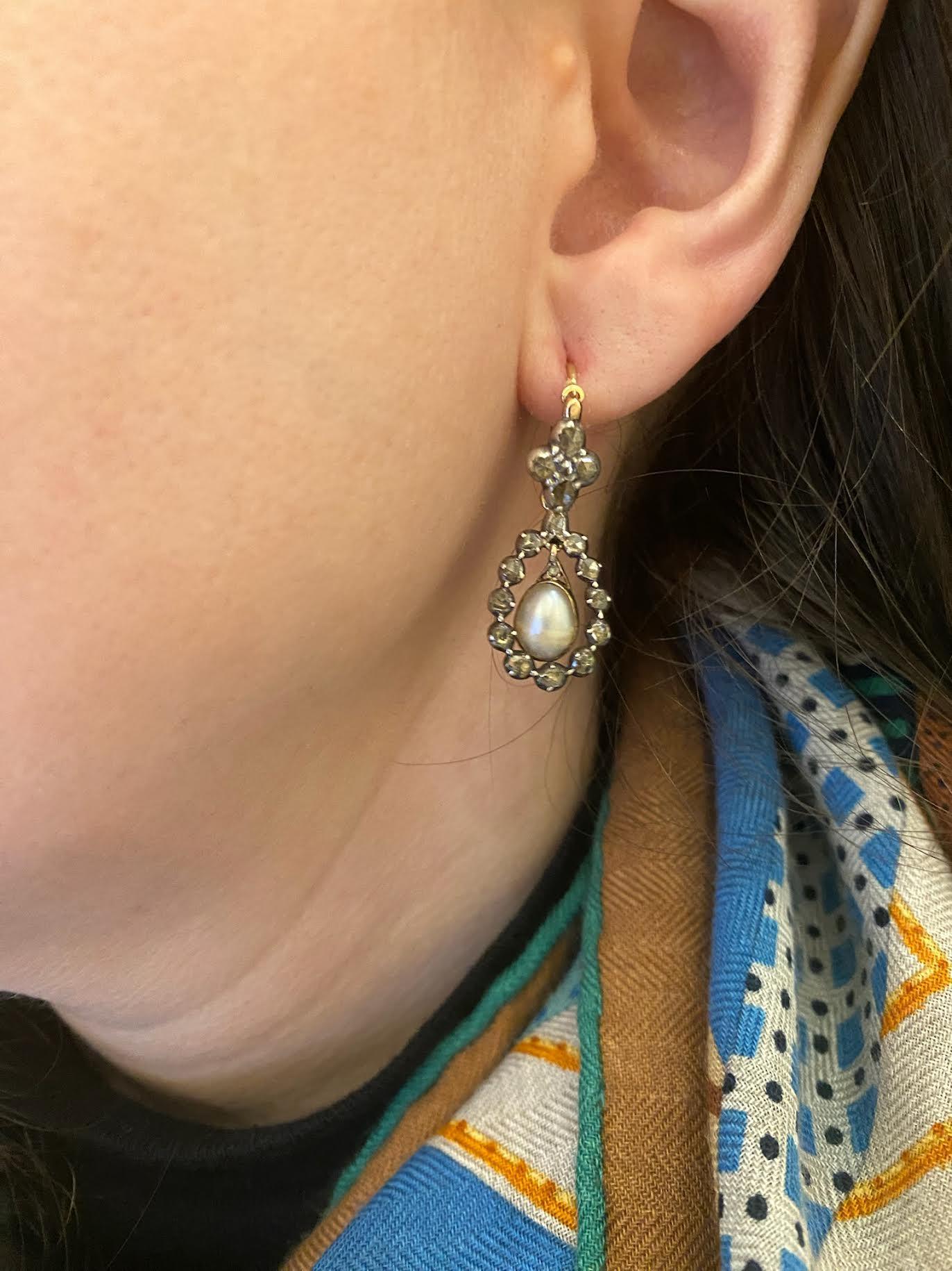Antike georgianische Ohrringe mit Rosen-Diamant- und Perlen-Anhänger aus silberfarbenem Gold im Zustand „Gut“ im Angebot in New York, NY
