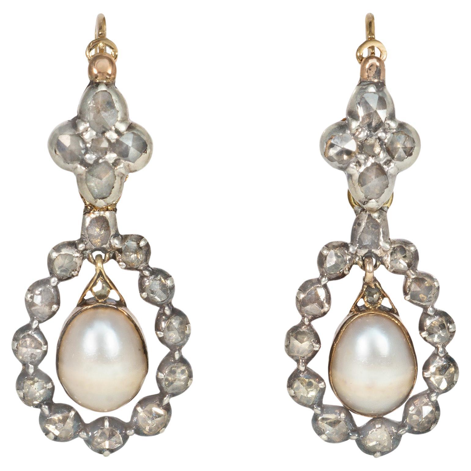 Antike georgianische Ohrringe mit Rosen-Diamant- und Perlen-Anhänger aus silberfarbenem Gold im Angebot