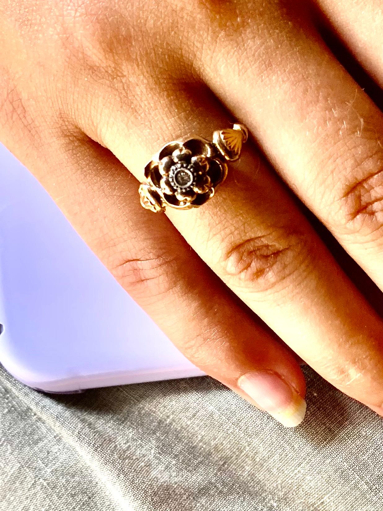 Feiner antiker Rosenring aus der georgianischen Periode. Die zentrale Fassung hat die Form einer schönen, blühenden Rose mit einem Diamanten in der Mitte, flankiert von ungewöhnlichen, muschelförmigen Designelementen an den Schultern.
19.