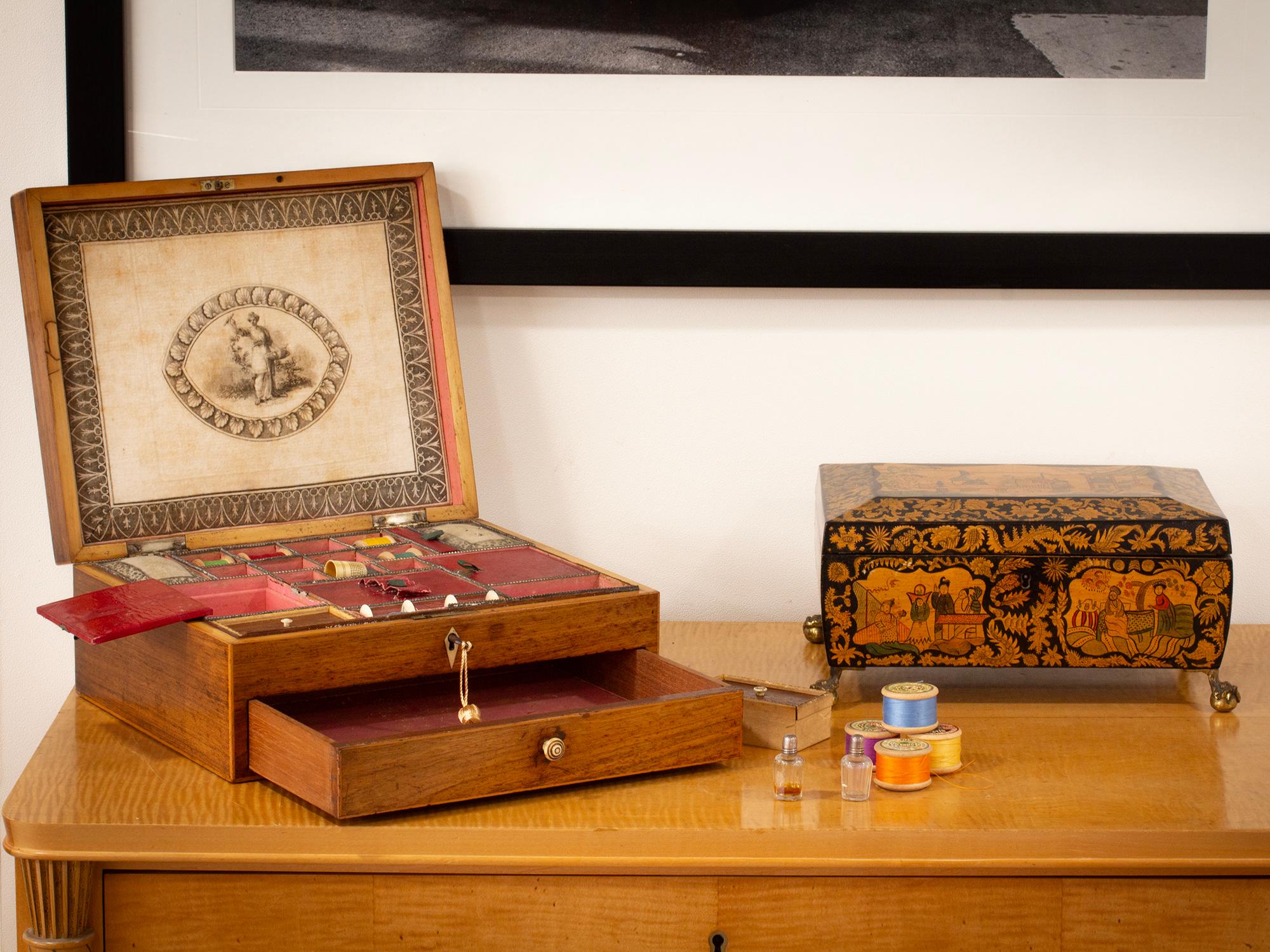 Costurero Completo

De nuestra colección de Costureros, nos complace presentar este Costurero de Palo de Rosa Antiguo. Costurero de forma rectangular chapado en palisandro con ribete de boj. La tapa del Costurero presenta incrustaciones de madera de