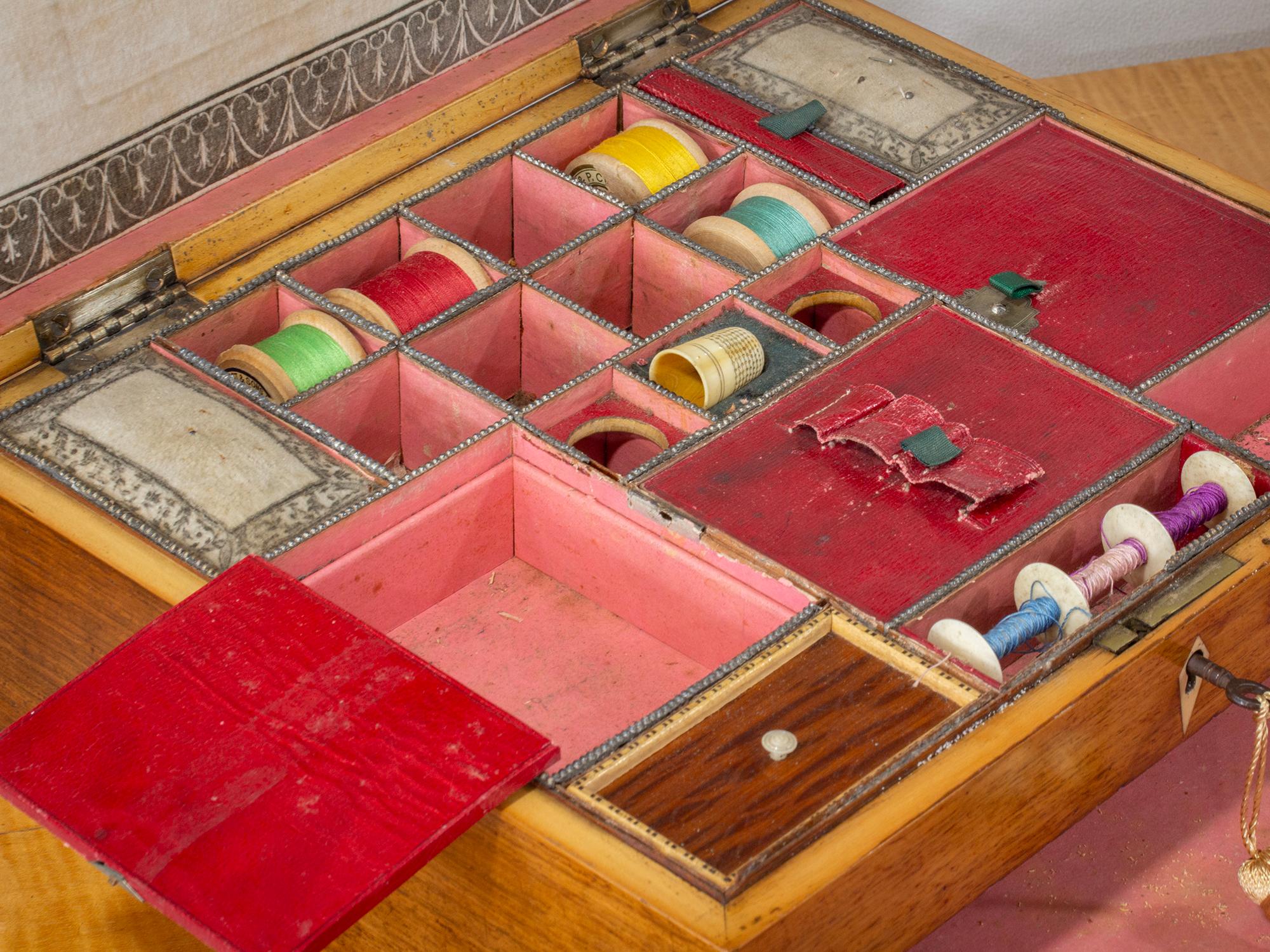 Antiguo Costurero Georgiano de Palisandro Inglés en venta
