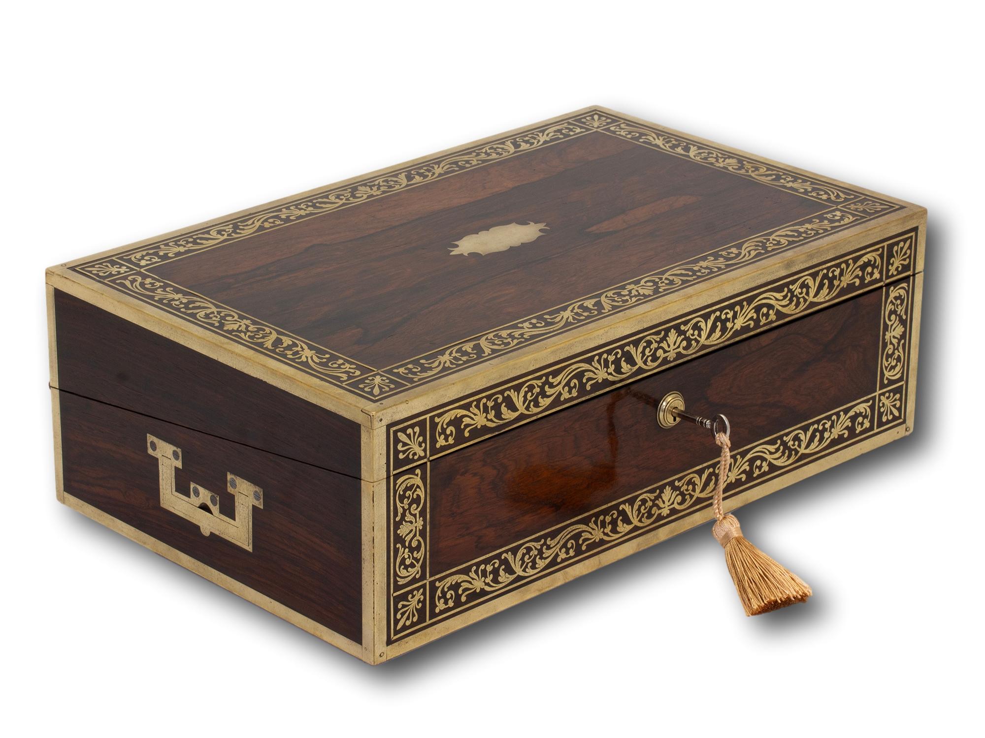 Messing-Intarsien mit Rollen

Aus unserer Writing Box-Kollektion bieten wir Ihnen diese antike Schreibbox aus Palisanderholz von William Chrisp an. Die rechteckige Schreibschachtel ist mit Messing eingefasst und mit Palisanderfurnier auf jeder