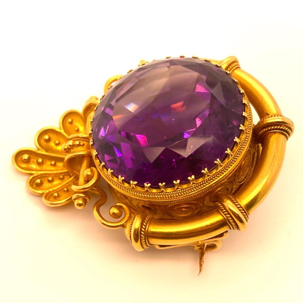 Antique Georgian Round Amethyst and Hand-Detailed 20 Karat Gold Brooch In Good Condition For Sale In Dallas, TX