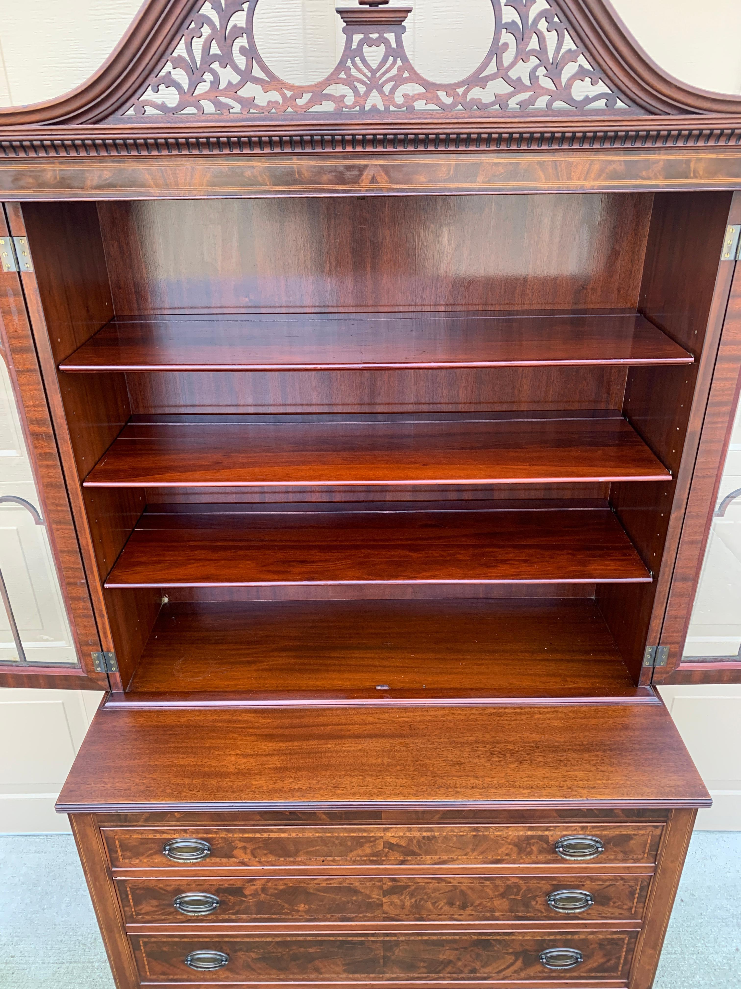 Antike georgische Satinwood Banded geschnitzt Mahagoni Breakfront Bücherregal Schrank im Angebot 7