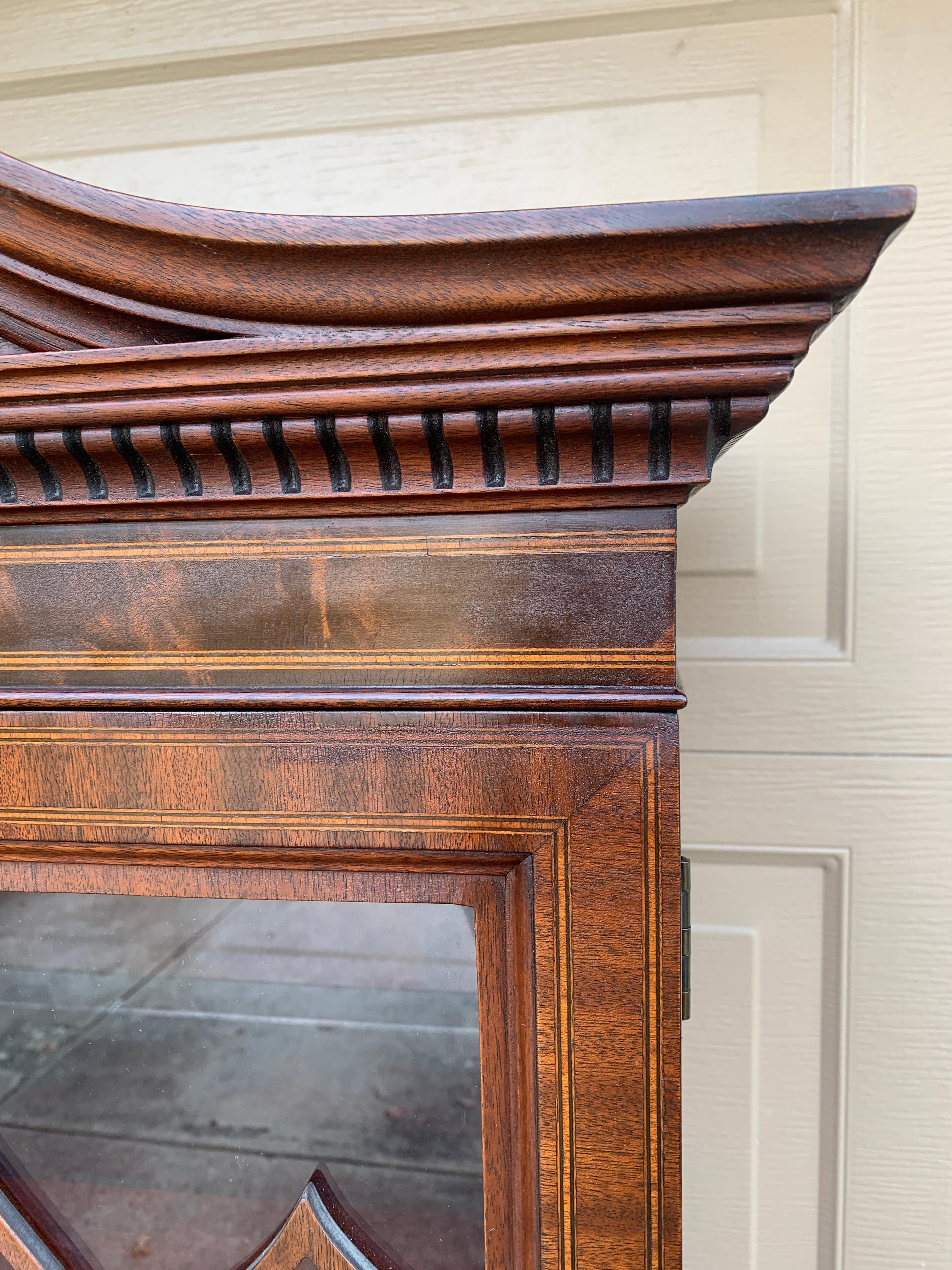Antike georgische Satinwood Banded geschnitzt Mahagoni Breakfront Bücherregal Schrank im Angebot 8