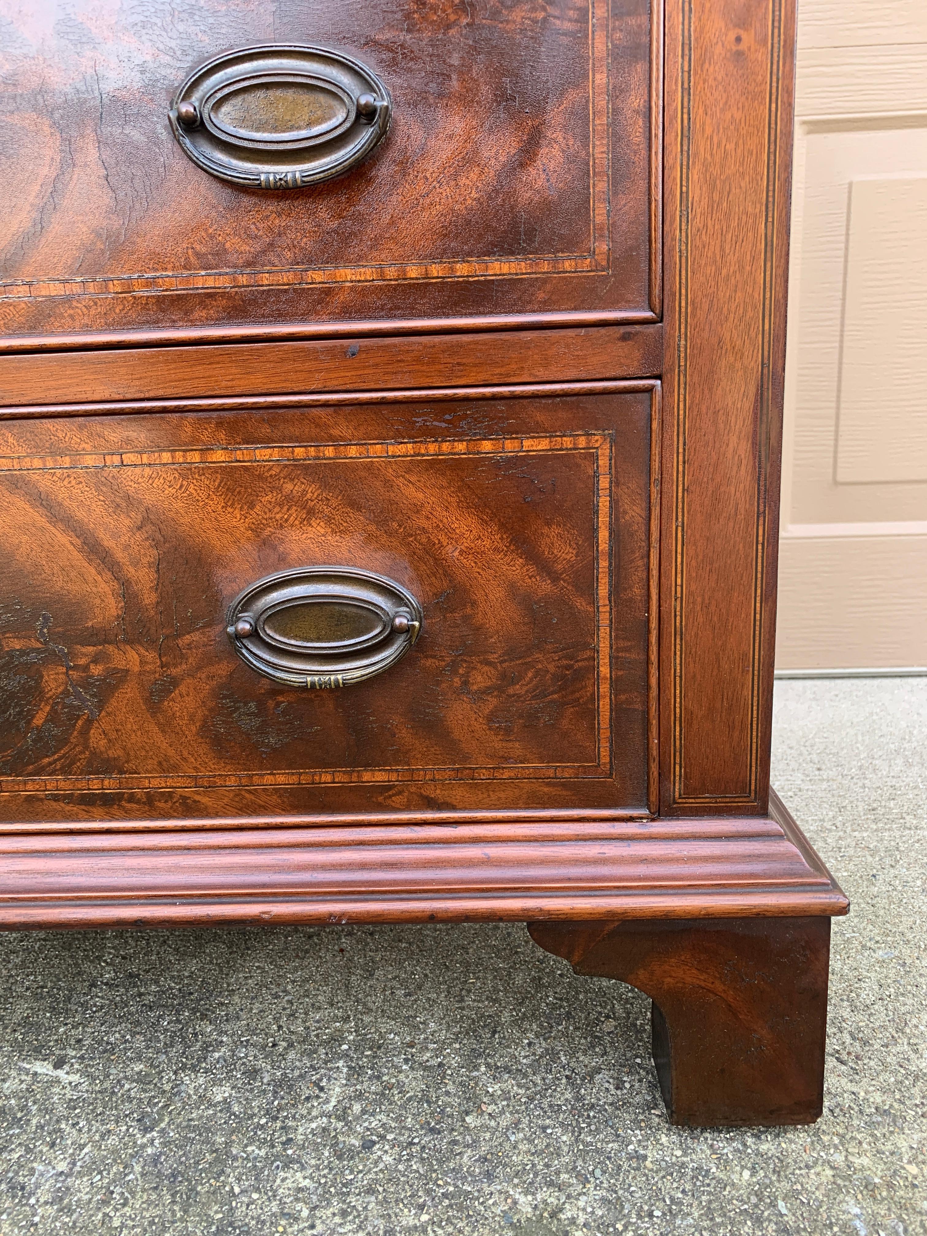 Antike georgische Satinwood Banded geschnitzt Mahagoni Breakfront Bücherregal Schrank im Angebot 11
