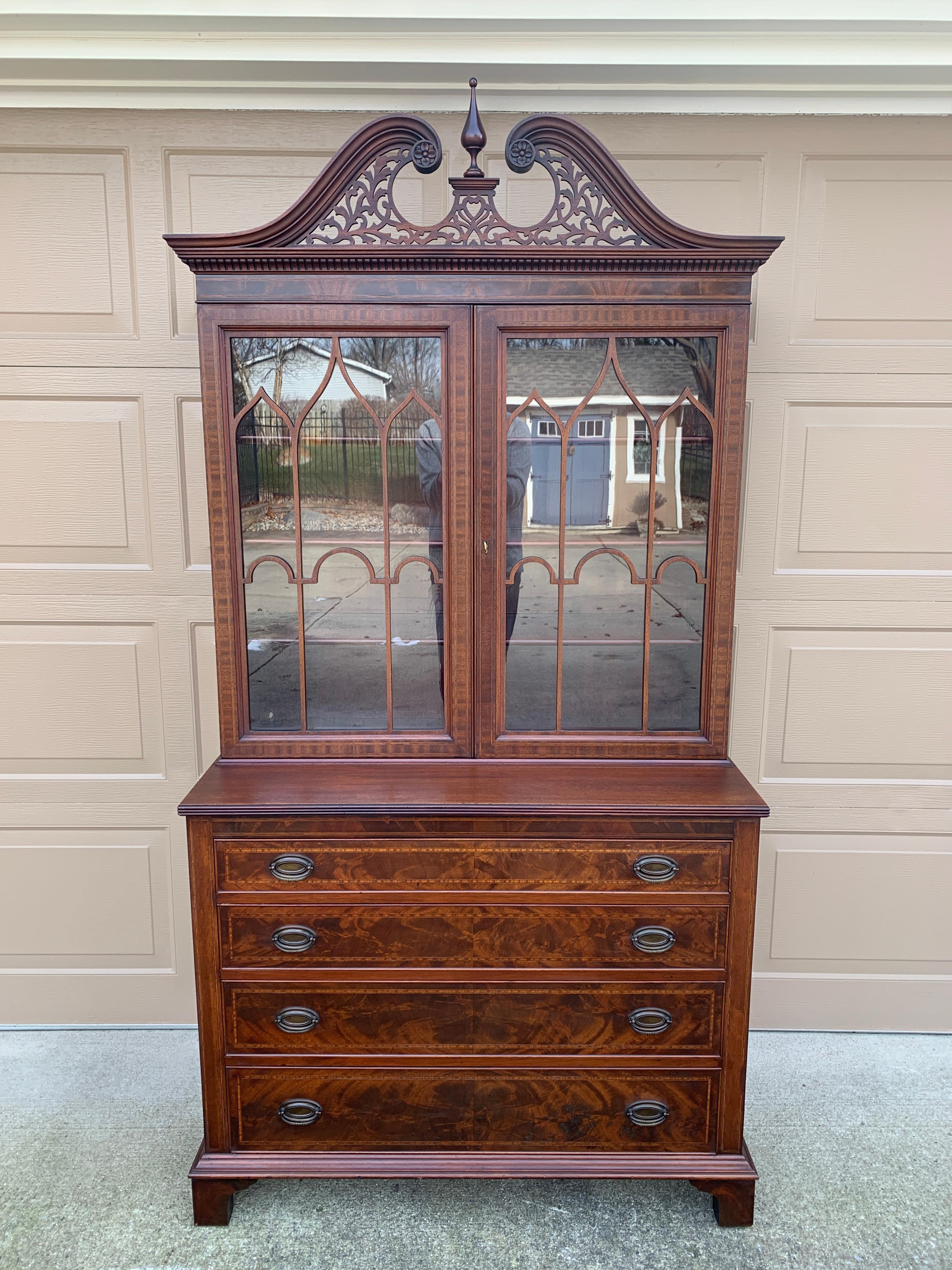 Ein wunderschönes georgianisches oder Chippendale-Bücherregal oder ein Esszimmerschrank

Nach dem Vorbild von Baker Furniture

USA, etwa Anfang des 20. Jahrhunderts

Wunderschönes Mahagoni mit Satinholz- und Ebenholzbändern, Sprossenglastüren und