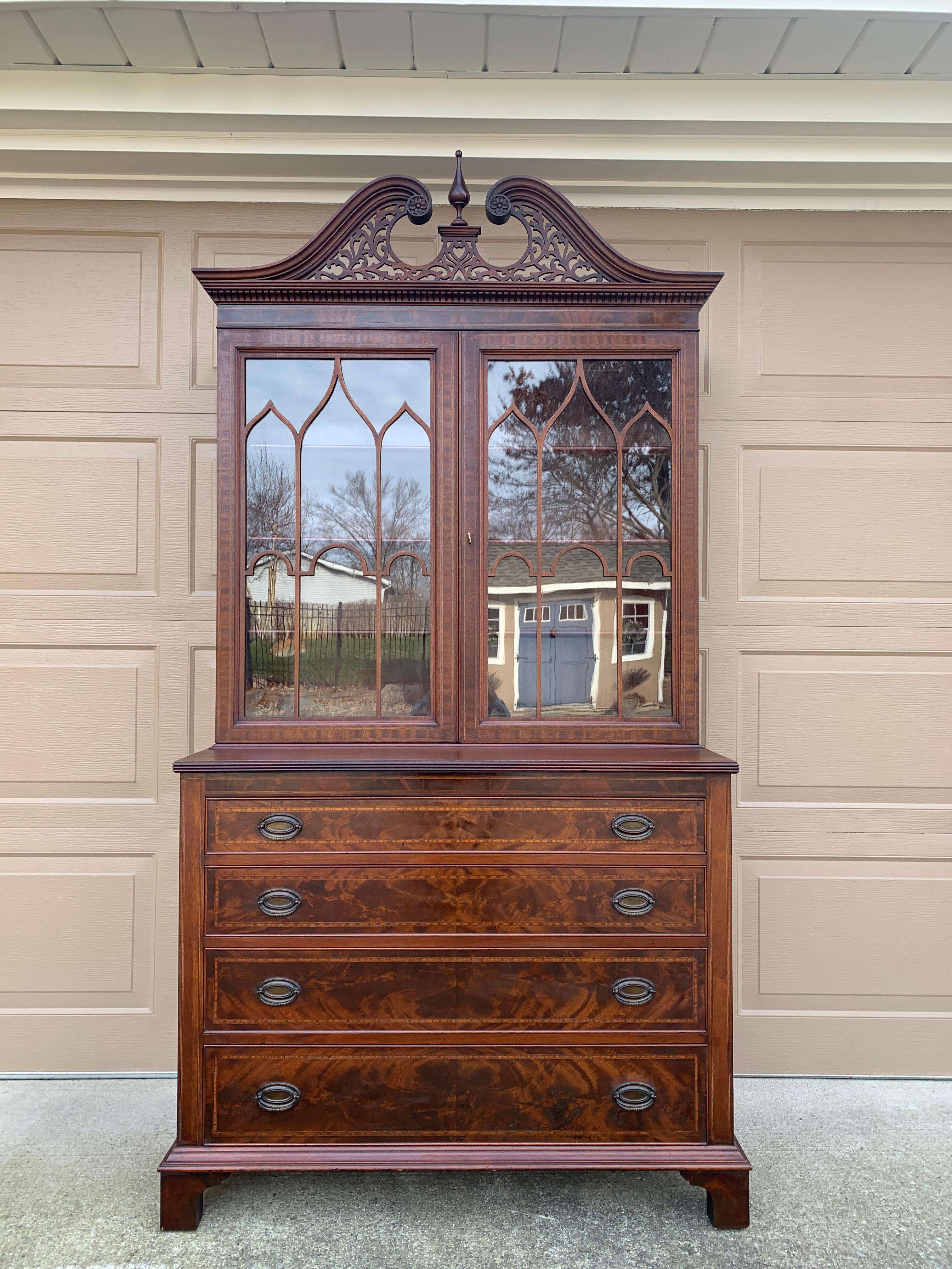 Antike georgische Satinwood Banded geschnitzt Mahagoni Breakfront Bücherregal Schrank (Georgian) im Angebot