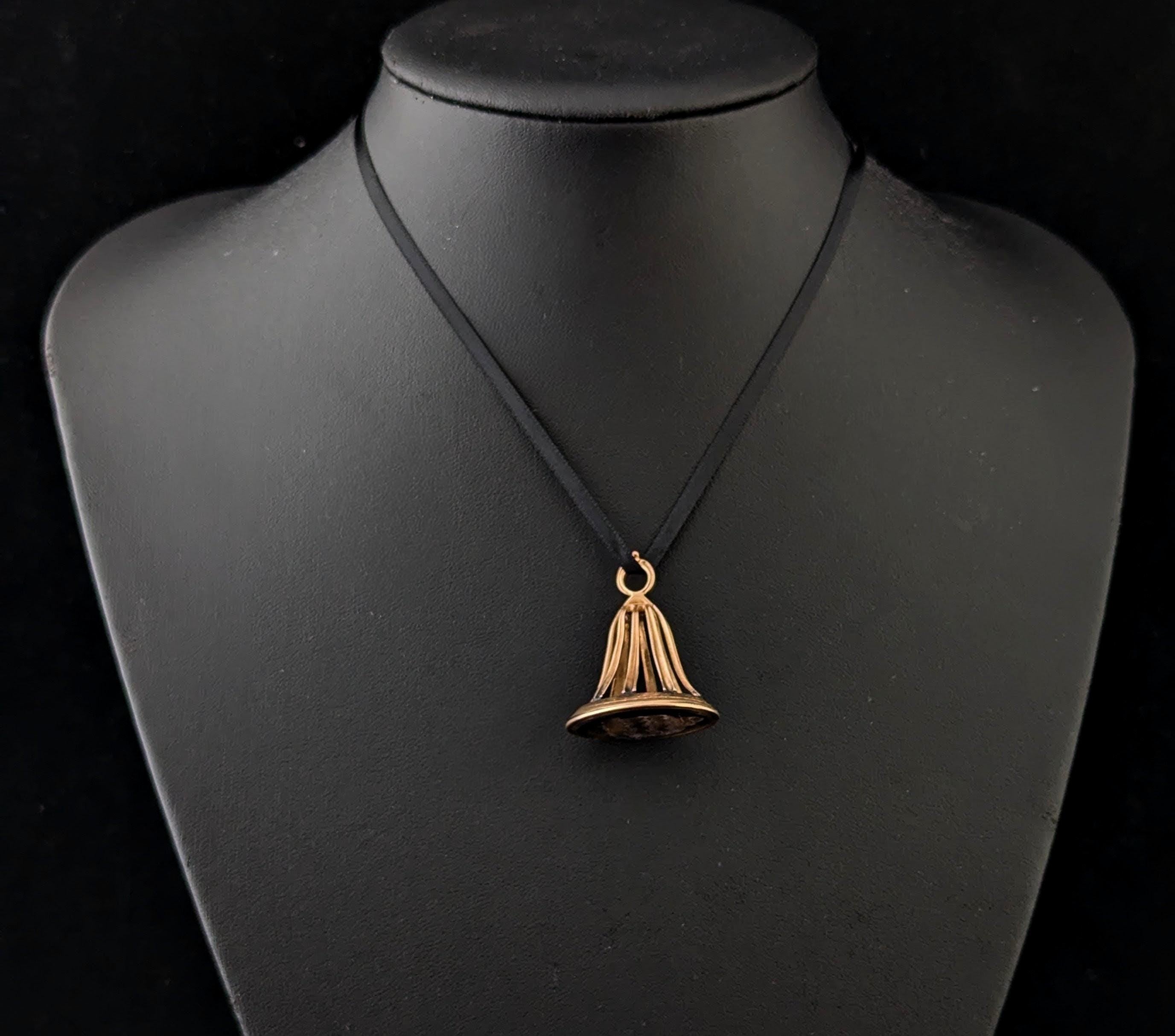 Le antiche piastre con sigillo araldico hanno qualcosa di affascinante.

Questo grazioso porta sigillo georgiano è realizzato in oro 9ct con un design a spirale traforato sulla parte superiore, con una balla integrata e una cornice d'oro.

È