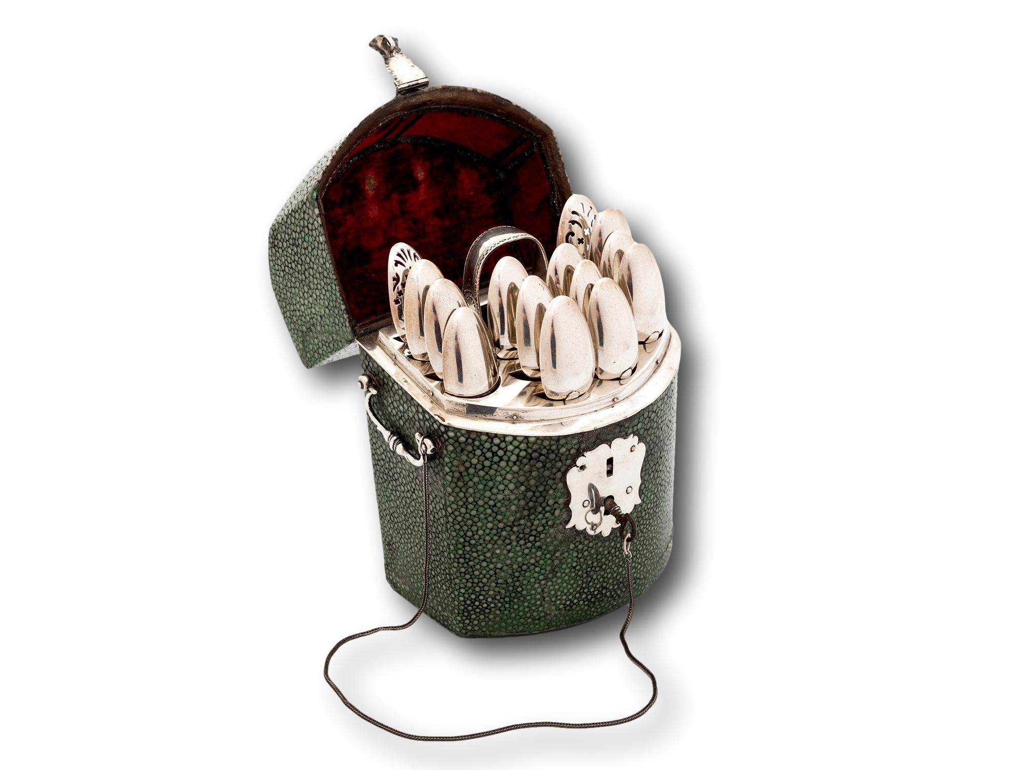 Moulage Antique Georgian Shagreen and Silver Tea Spoon Box en vente