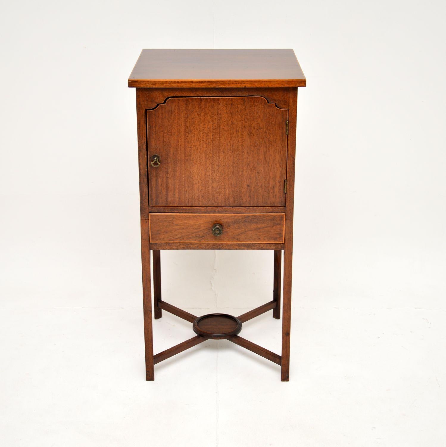 A lovely antique Georgian side cabinet on legs, made in England and dating from the 1810-20’s period.

This is of great quality and is a very useful size, perfect for use as a bedside cabinet or in various other settings around the home. The back is