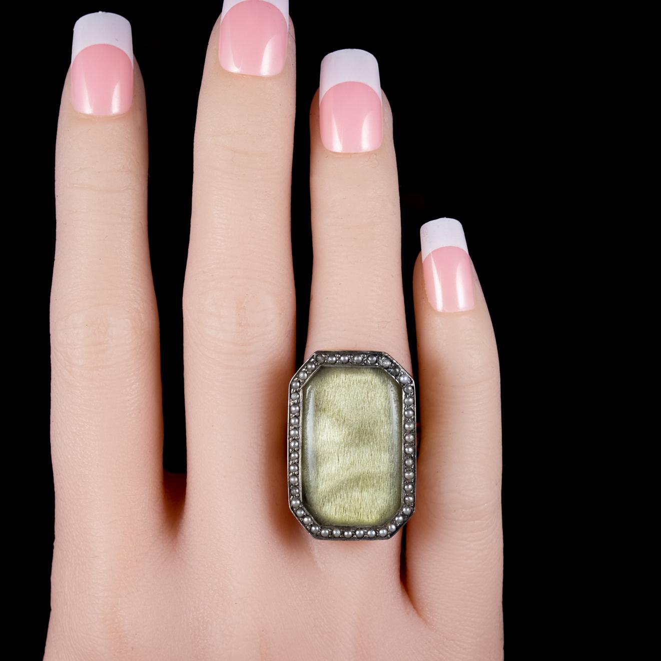 Antique Georgian Silk Pearl Mourning Ring 18 Carat Gold, circa 1750 For Sale 3