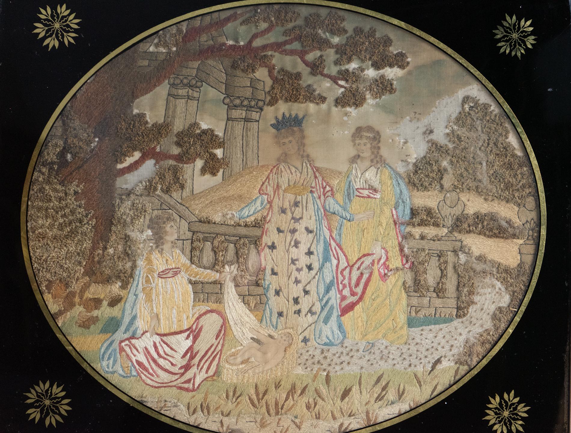 Appliqué Broderie ancienne géorgienne en soie, Moïse dans les joncs, Verre Eglomise en vente