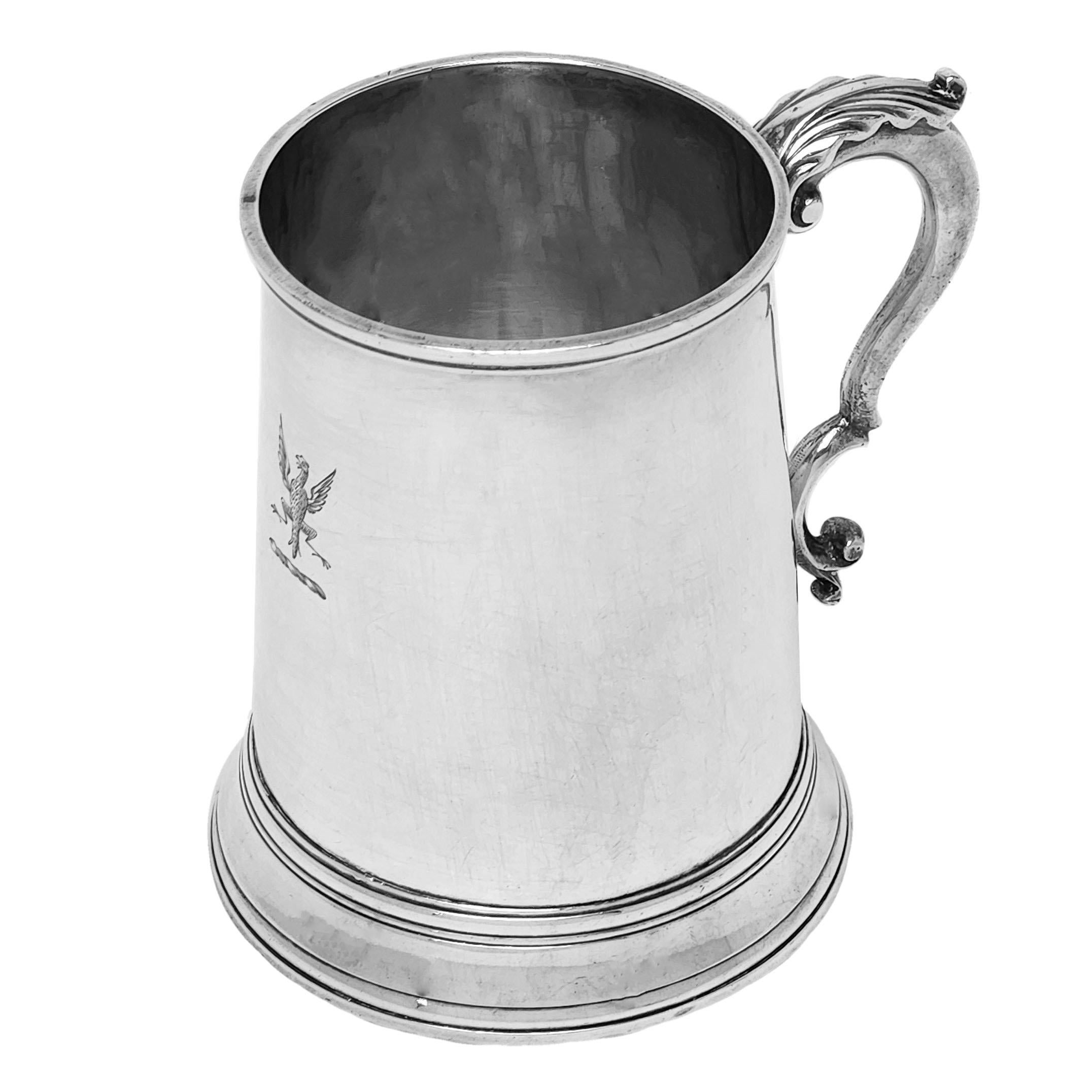 Clásica taza de media pinta de plata de ley Jorge III con la tradicional forma cilíndrica cónica. La taza tiene un pie extendido y un asa de volutas rematada en una hoja de acanto. Hay una pequeña cresta grabada frente al mango.

De un tamaño