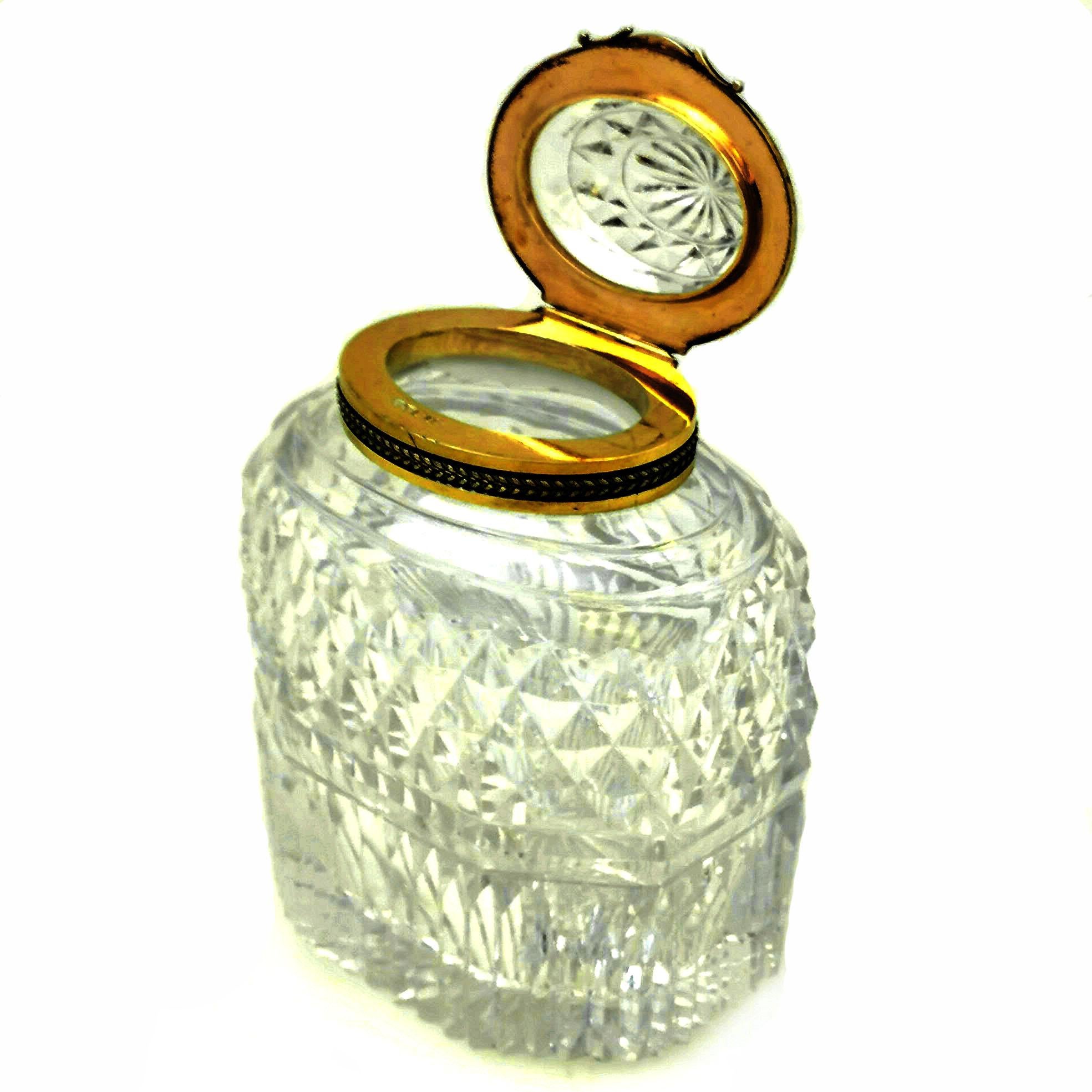 A beautiful Antique Georgian silver mounted cut glass Tea Caddy. This Georgian Tea Caddy has a hinged glass lid and the body and lid both have a silver gilt mounts.

Made in London in 1803 by R. Cooke.

Approx Height - 15.2cm
Approx. Length -