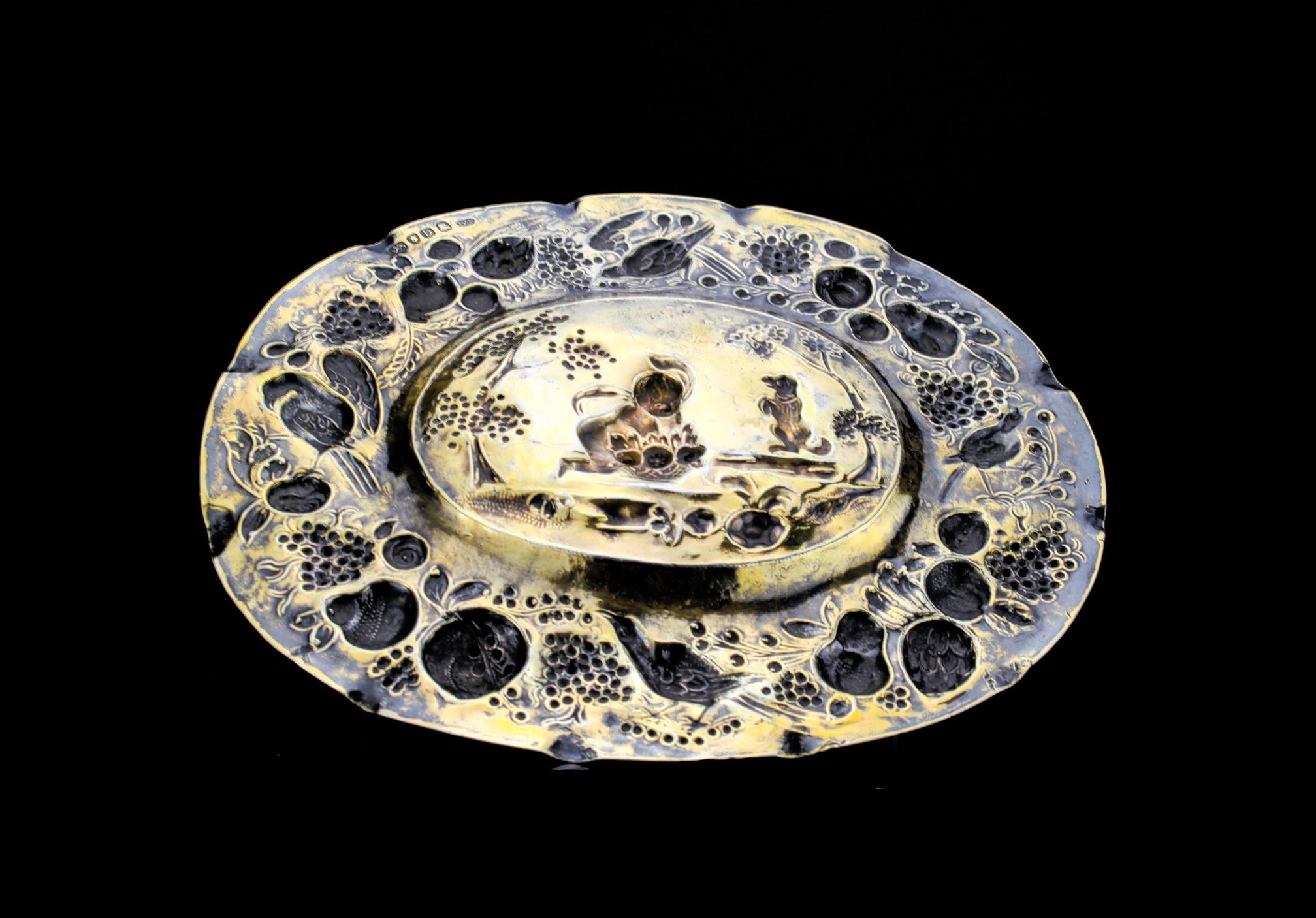 Antique Georgian silver gilt sideboard dish 

Made in London, 1817
Maker: William Pitts
Fully hallmarked.


Size: 20.3 x 17 x 1.8 cm
Weight: 174 grams

William Pitts, London silversmith, apprenticed to his father Thomas Pitts I, Citizen