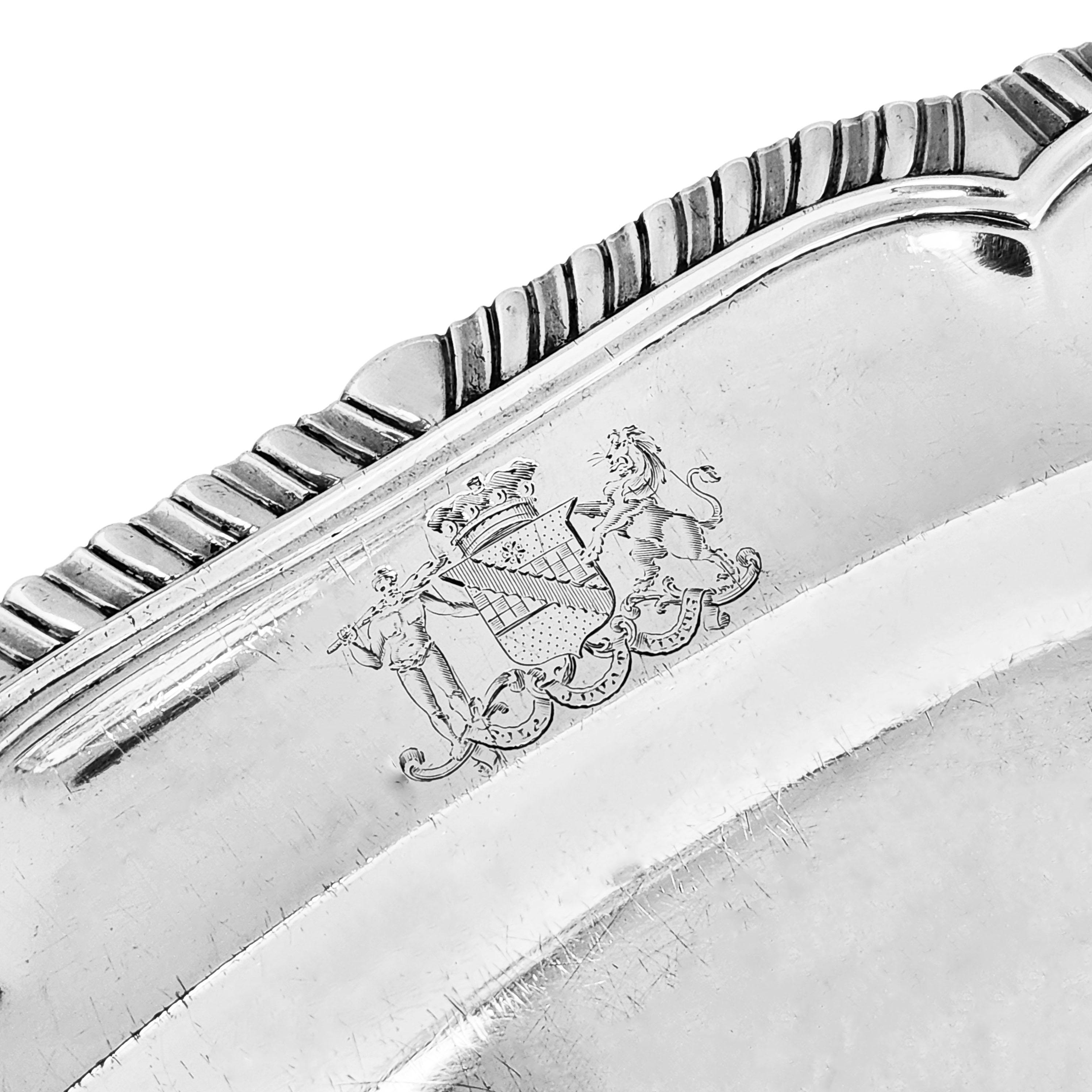 Un plat de service ovale de forme classique de George III avec une bordure traditionnelle à motif de godrons.

Fabriqué à Londres, en Angleterre, en 1806 par Burwash & Sibley

Approx. Poids - 1418g / 45.59oz
Approx. Longueur - 42,3 cm
Approx.