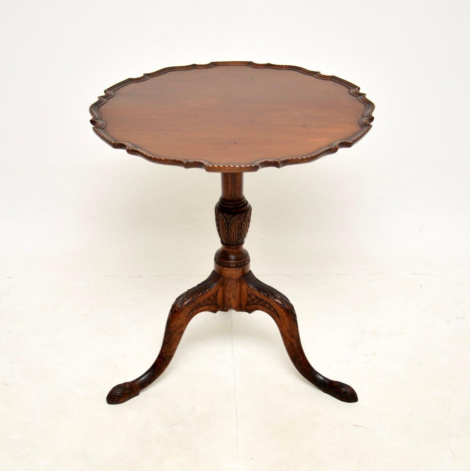 A beautiful original antique Georgian snap top occasional table. This was made in England, it dates from around the 1790’s period.

It is of extremely fine quality, the top has a raised pie crust edge and can flip up / lock in place with the