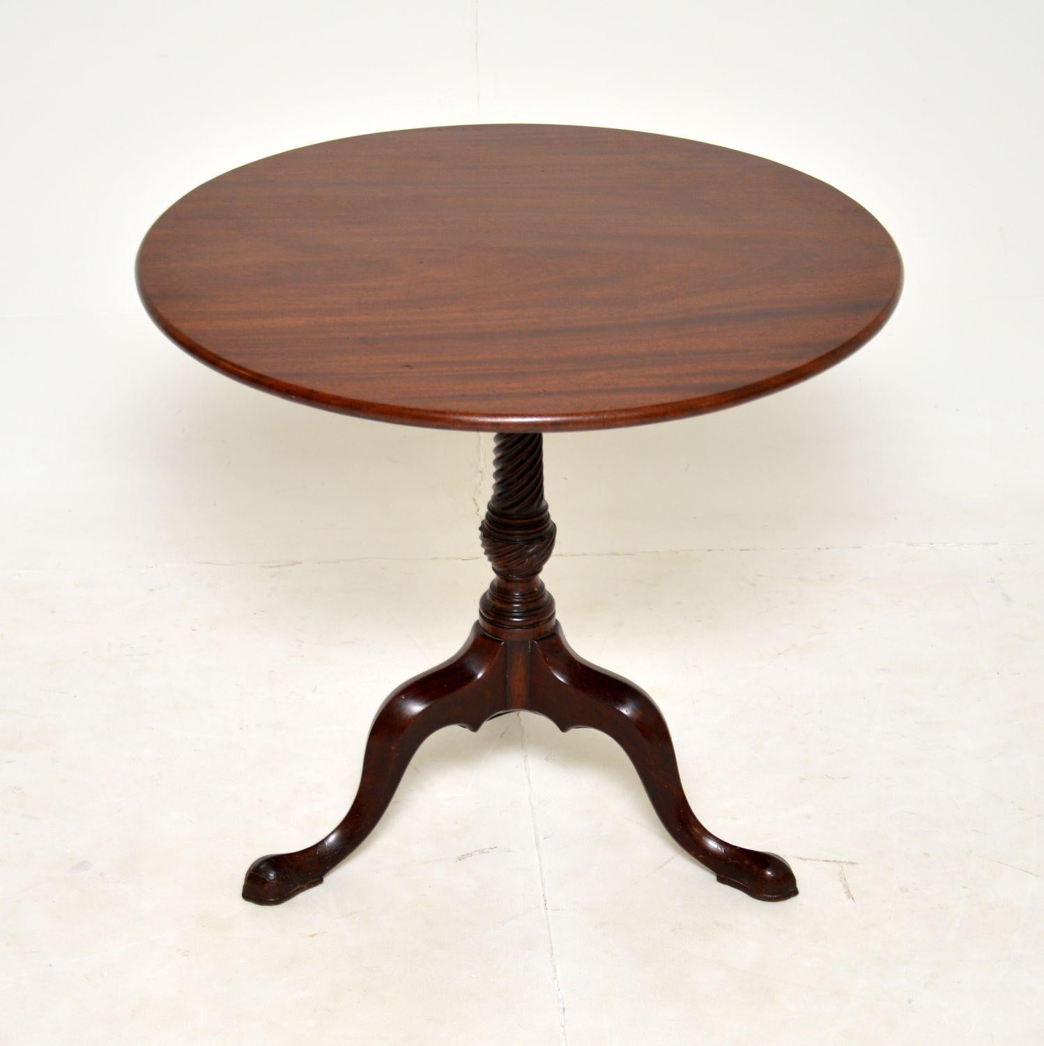 An excellent original antique George III period snap top occasional table. This was made in England, it dates from around the 1790’s period.

This is of superb quality and it’s a great size. The circular top has a gorgeous colour tone and