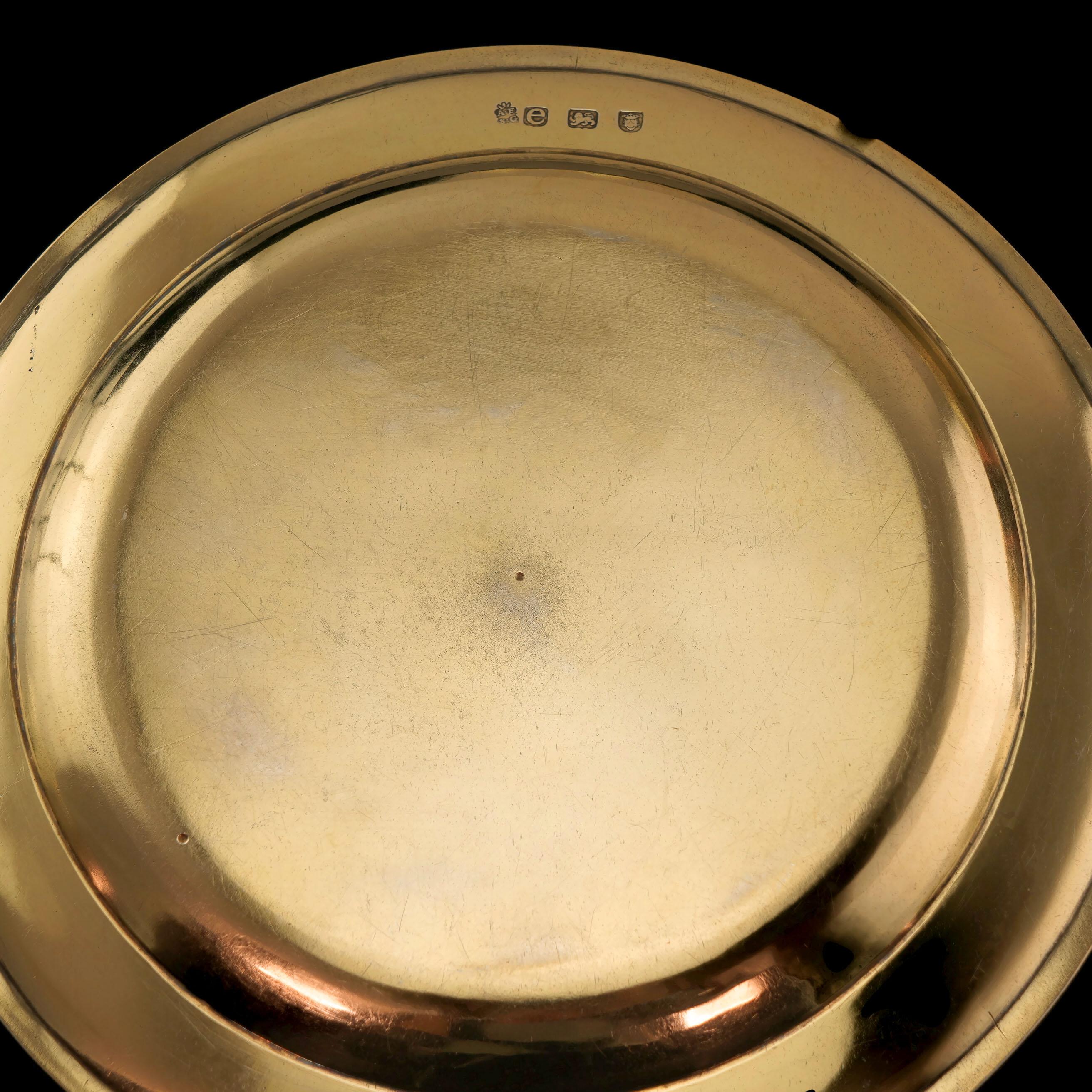 Antico set di 12 piatti georgiani in argento massiccio dorato - 1780-1811 in vendita 6