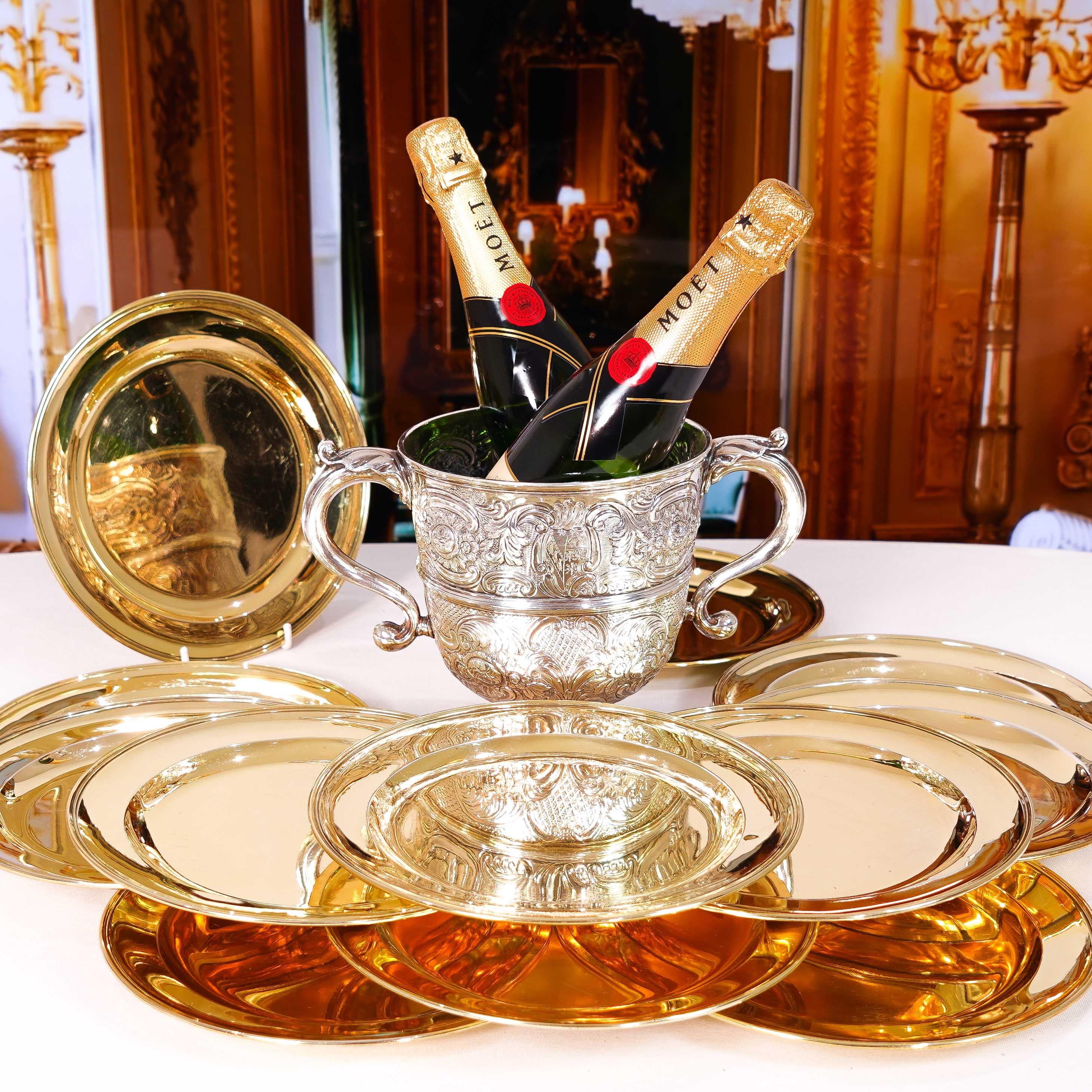 Antico set di 12 piatti georgiani in argento massiccio dorato - 1780-1811 in vendita 13