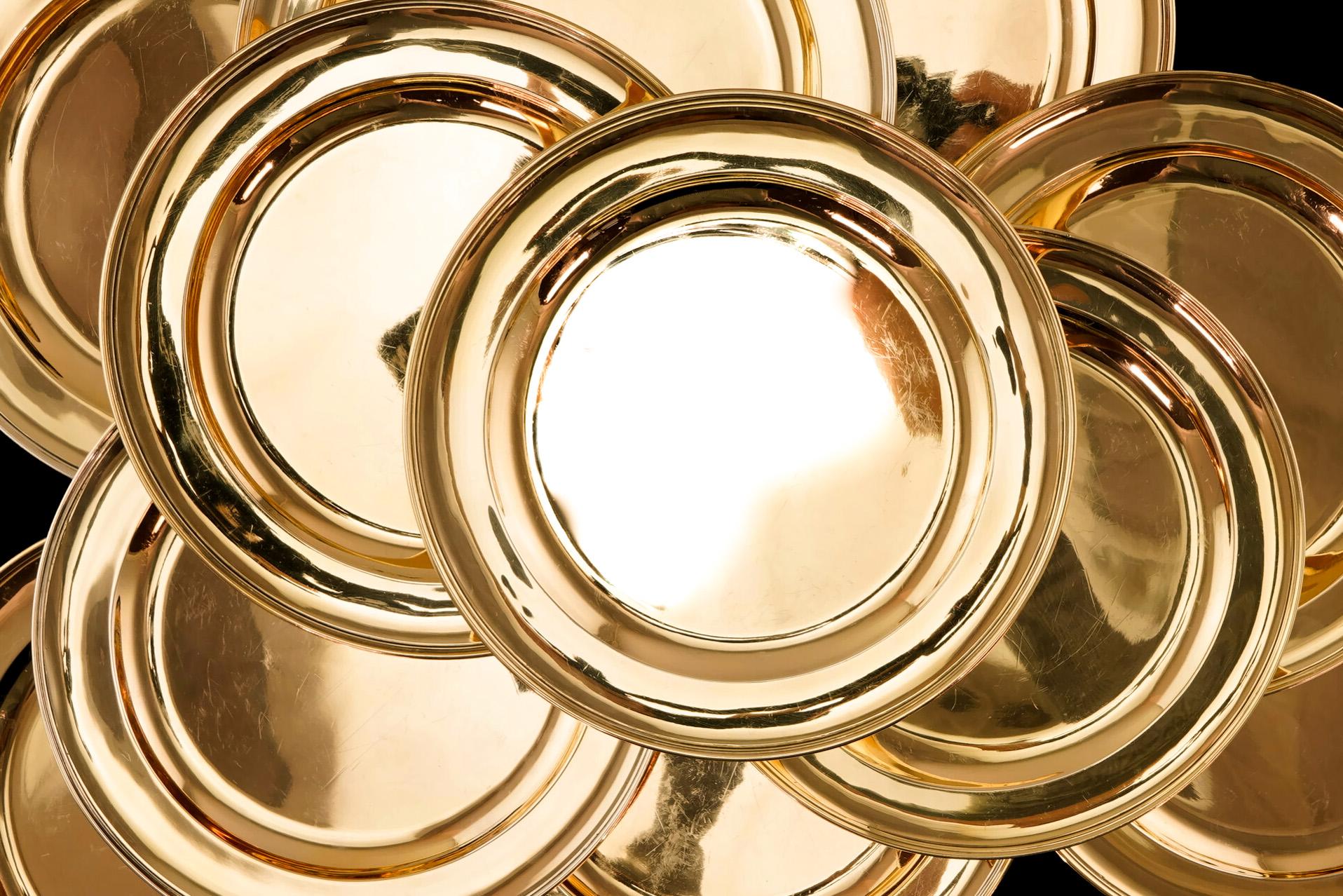 Siamo lieti di offrire questo magnifico set di piatti d'argento massiccio georgiano, tutti completamente dorati e in ottime condizioni.
  
Questo set di 12 piatti, dal design e dalle dimensioni esattamente identiche, comprende sette piatti di