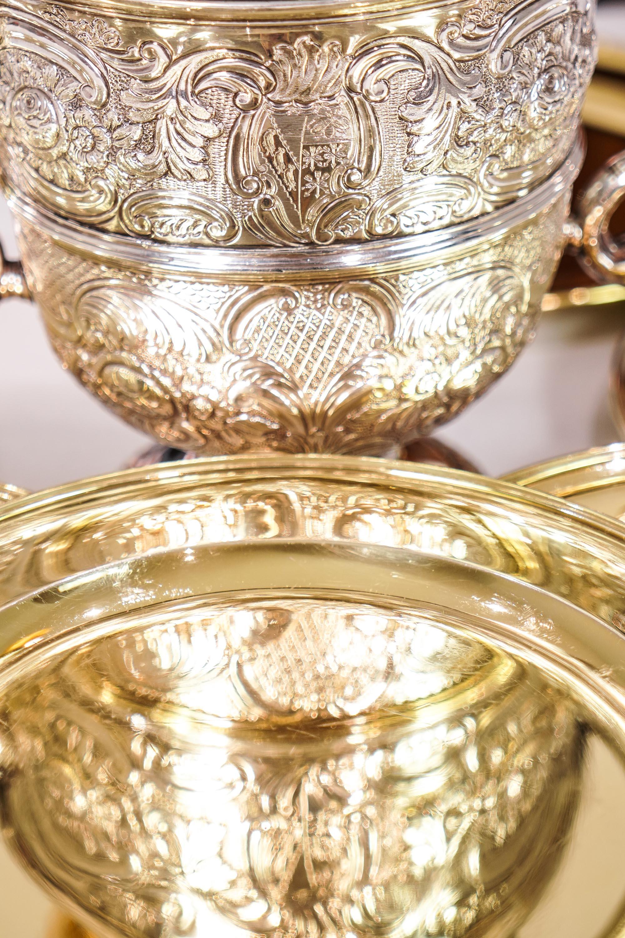 Antico set di 12 piatti georgiani in argento massiccio dorato - 1780-1811 in vendita 2