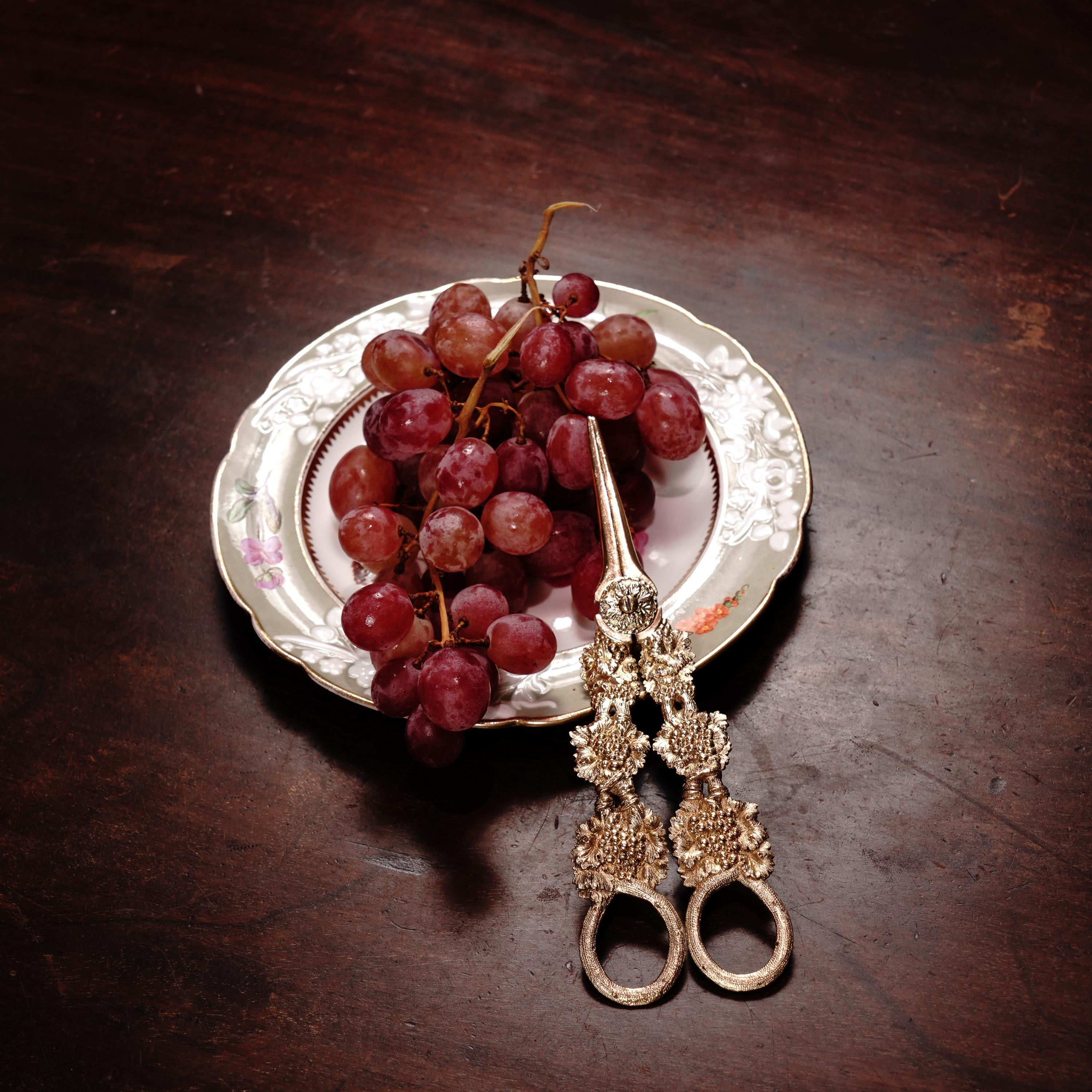 Antique Georgian Solid Silver Gilt Grape Shears/Scissors with Magnificent Vines  For Sale 11