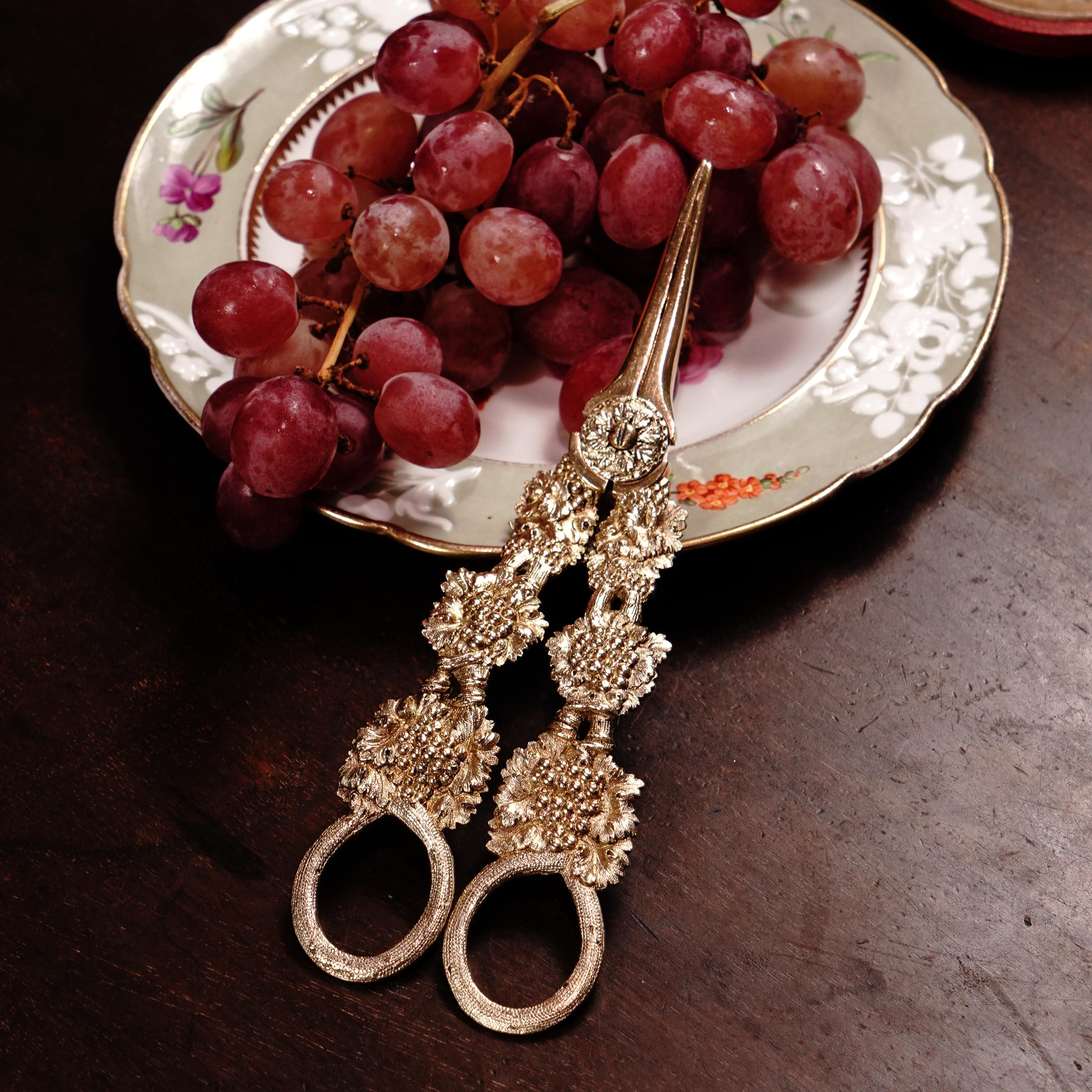 Antique Georgian Solid Silver Gilt Grape Shears/Scissors with Magnificent Vines  For Sale 12