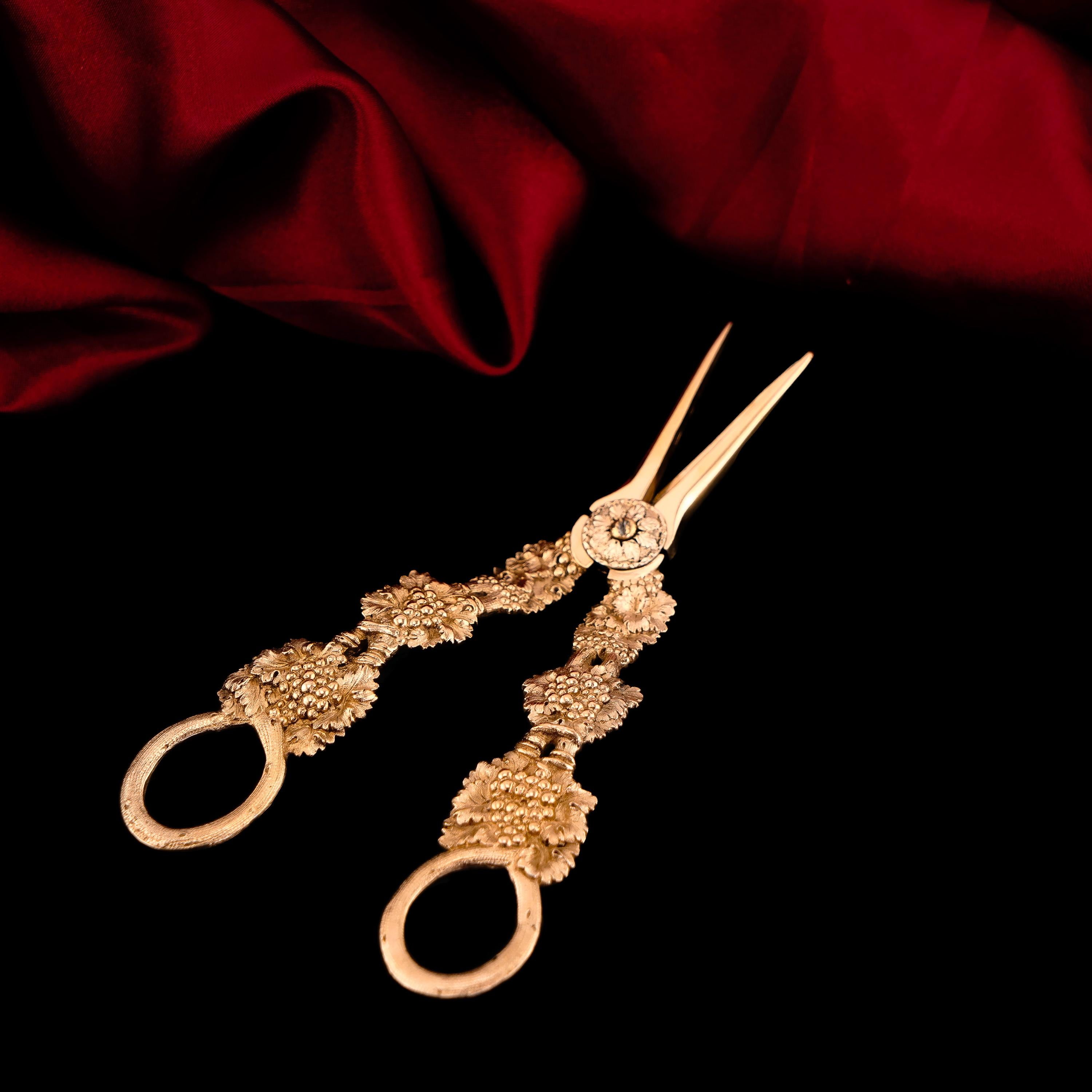 Antique Georgian Solid Silver Gilt Grape Shears/Scissors with Magnificent Vines  For Sale 1