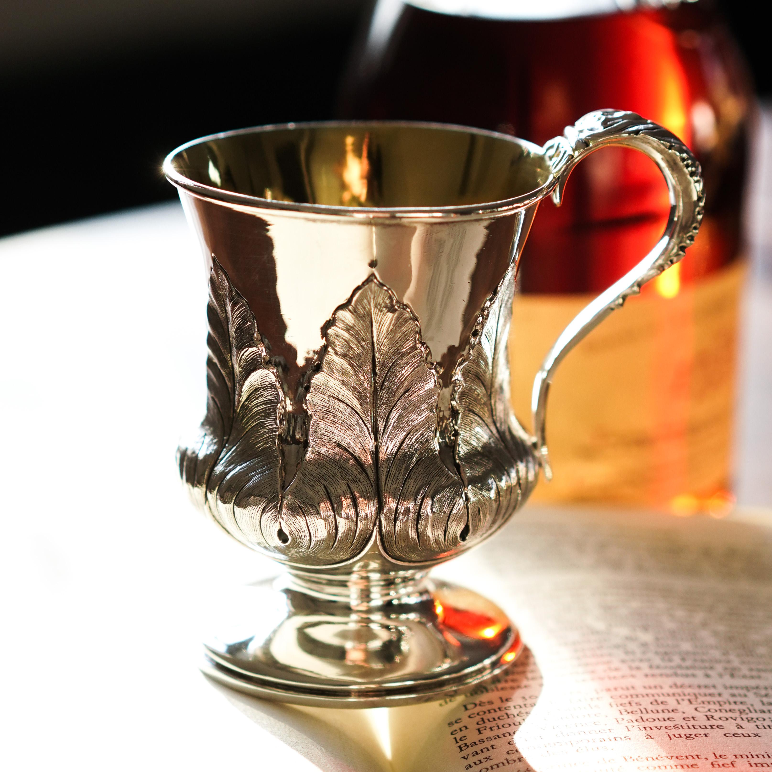 Tasse à tasse géorgienne ancienne en argent massif avec feuilles de laurier ciselées - Londres vers 1800 en vente 6