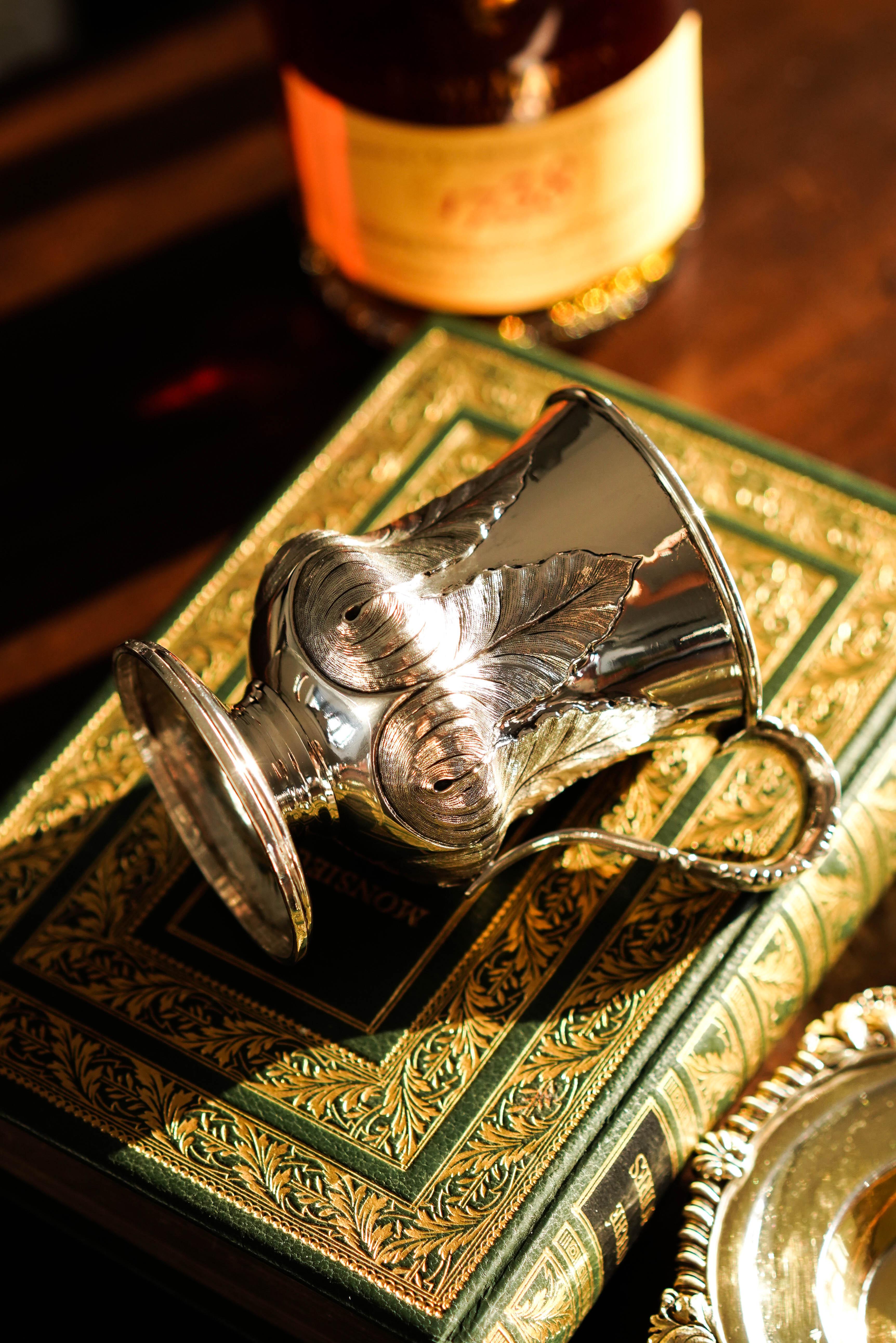 Tasse à tasse géorgienne ancienne en argent massif avec feuilles de laurier ciselées - Londres vers 1800 en vente 8