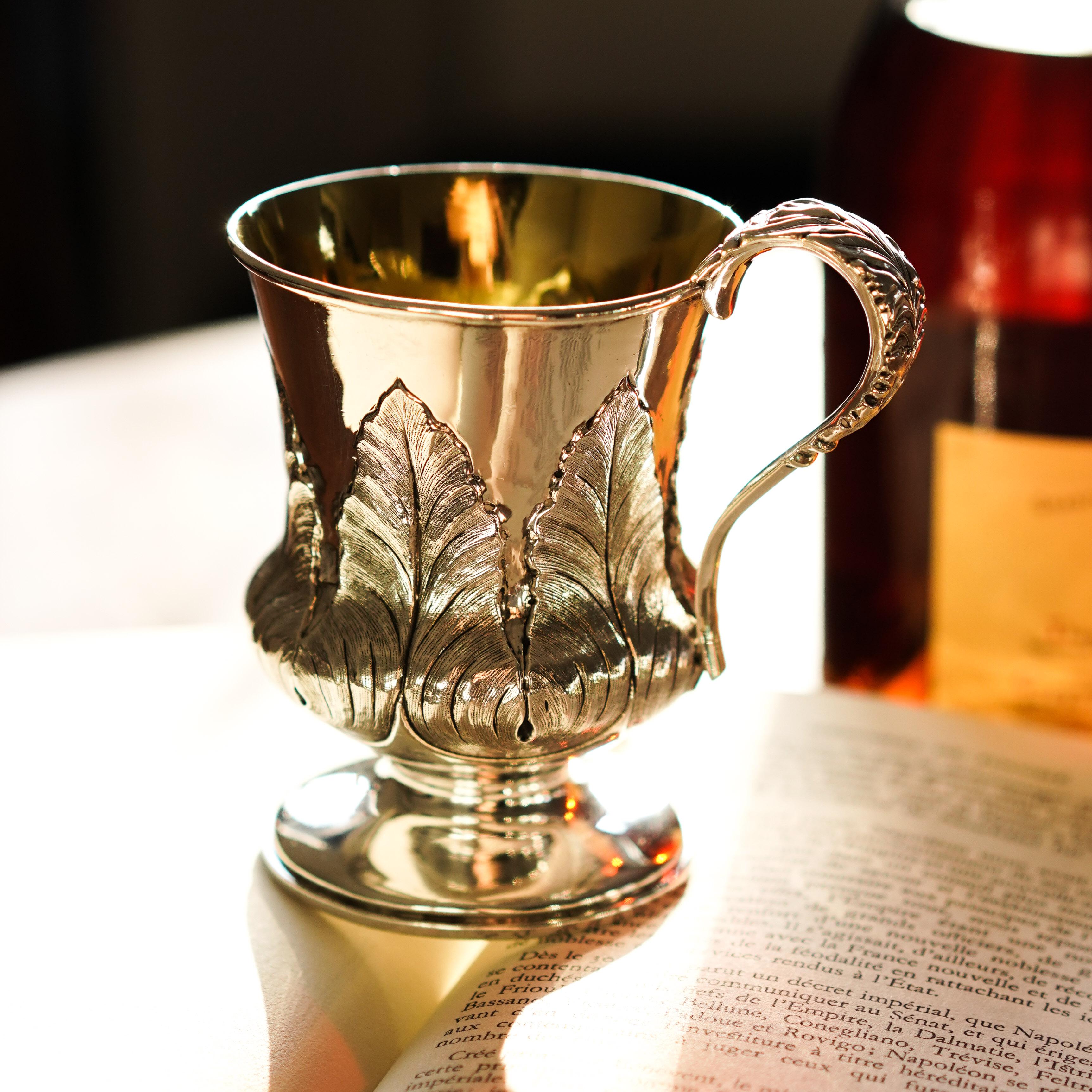 Tasse à tasse géorgienne ancienne en argent massif avec feuilles de laurier ciselées - Londres vers 1800 Bon état - En vente à London, GB