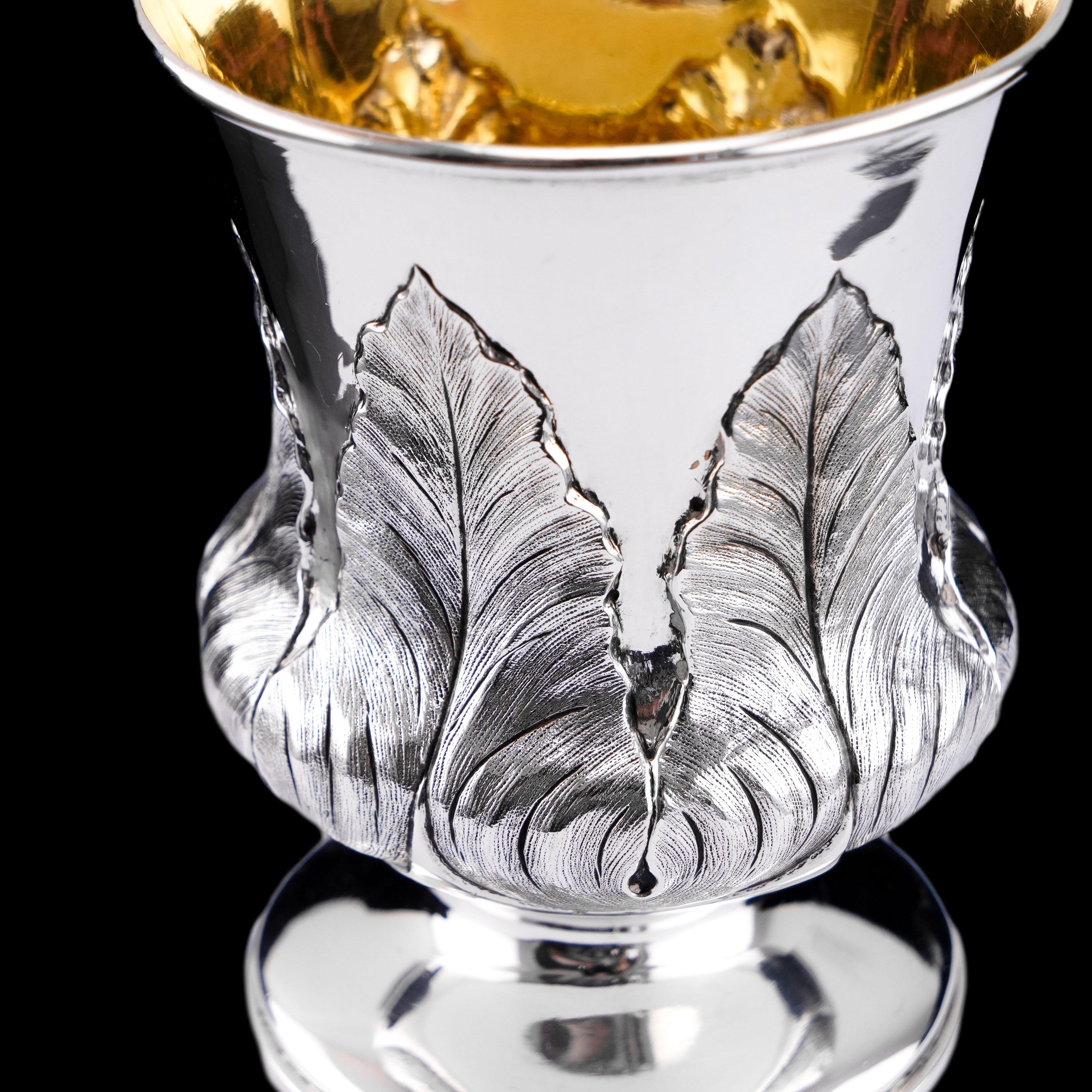 XIXe siècle Tasse à tasse géorgienne ancienne en argent massif avec feuilles de laurier ciselées - Londres vers 1800 en vente