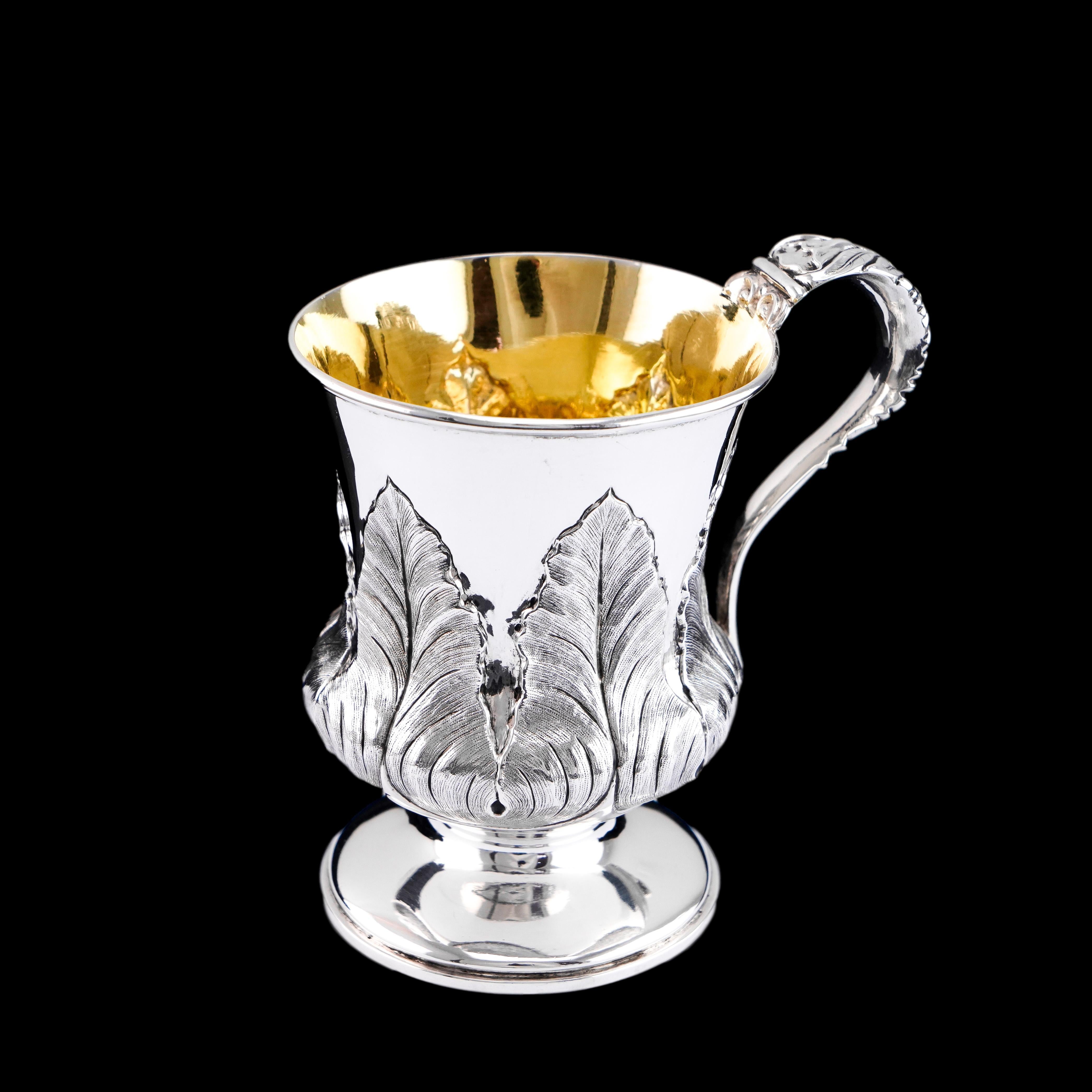 Argent sterling Tasse à tasse géorgienne ancienne en argent massif avec feuilles de laurier ciselées - Londres vers 1800 en vente