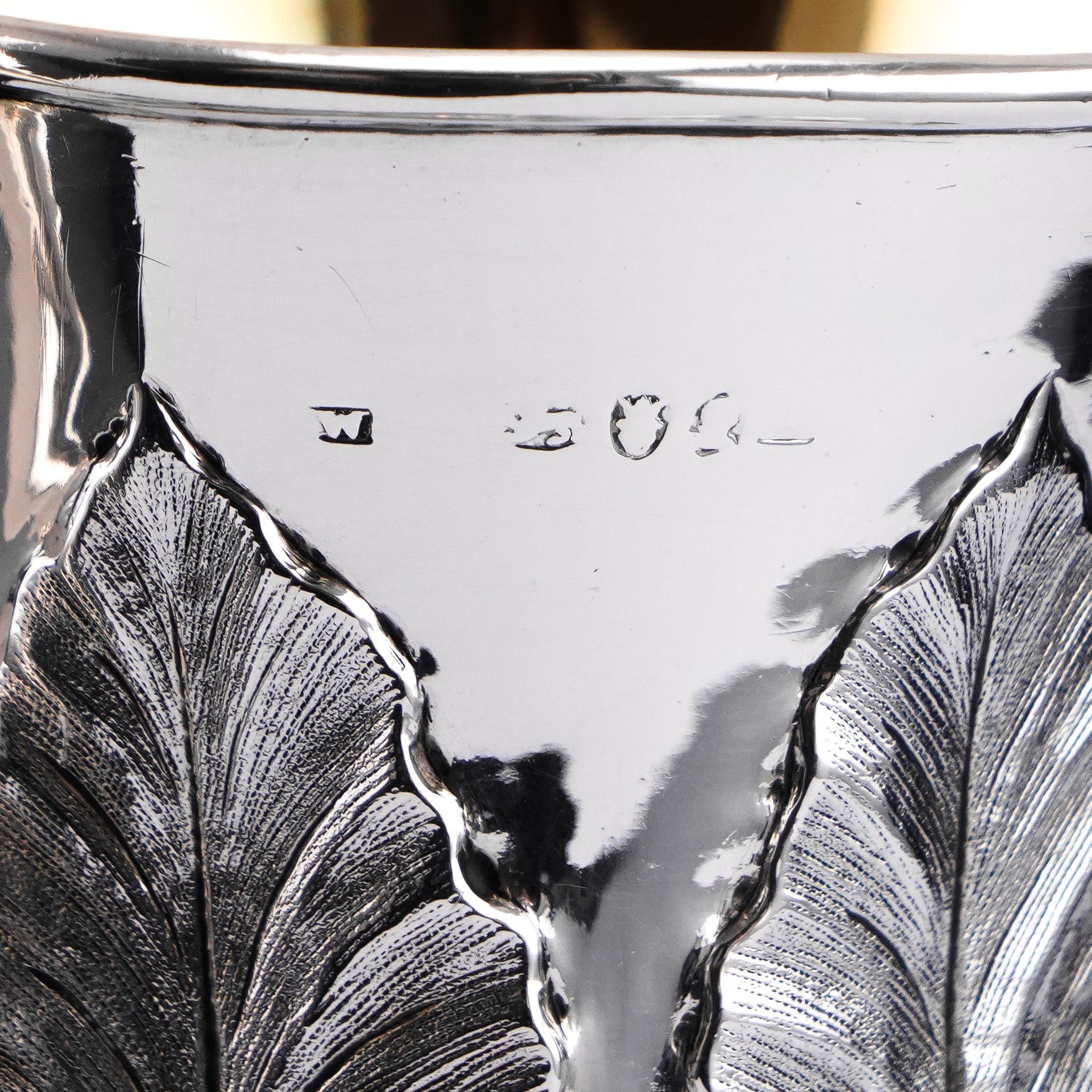 Tasse à tasse géorgienne ancienne en argent massif avec feuilles de laurier ciselées - Londres vers 1800 en vente 1
