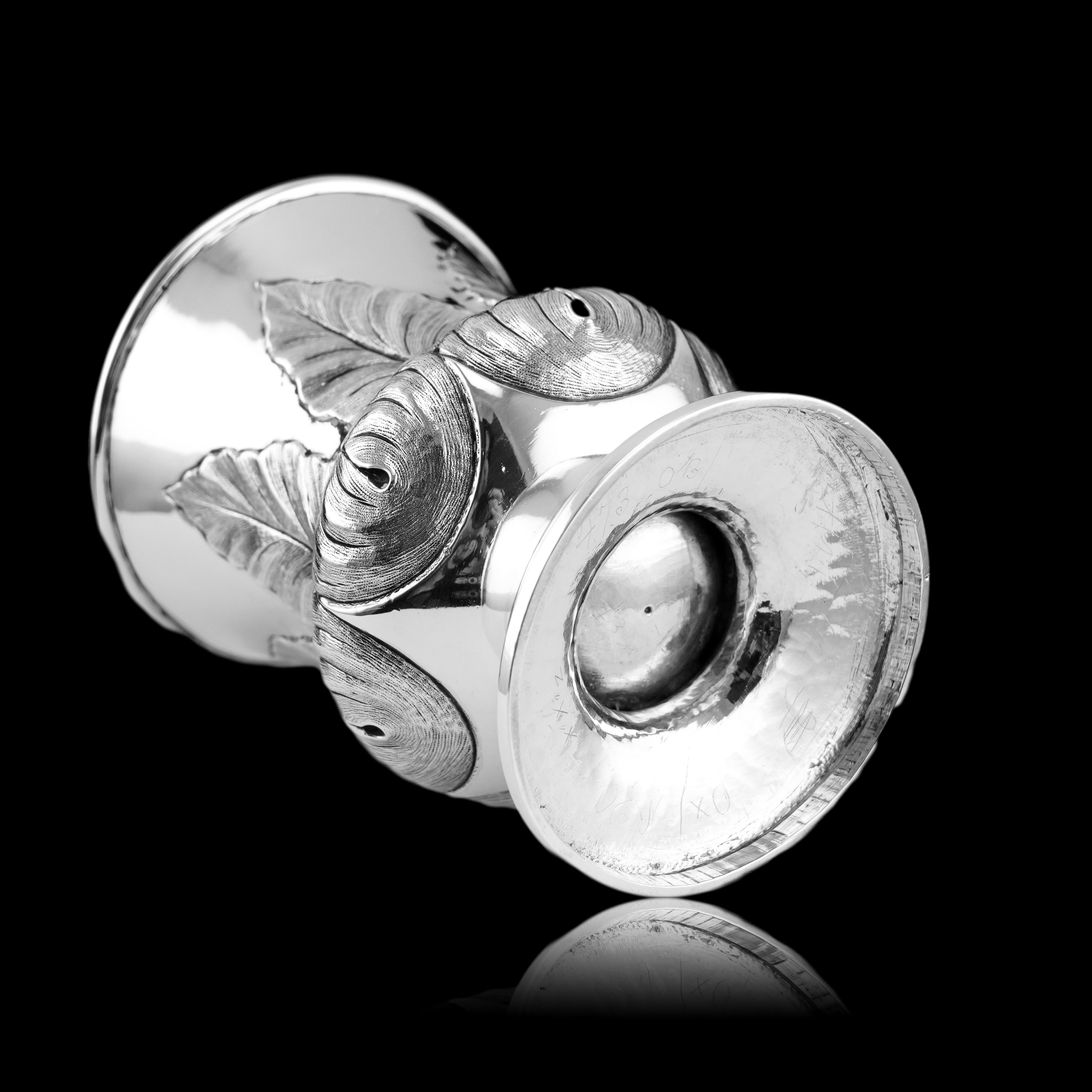 Tasse à tasse géorgienne ancienne en argent massif avec feuilles de laurier ciselées - Londres vers 1800 en vente 2