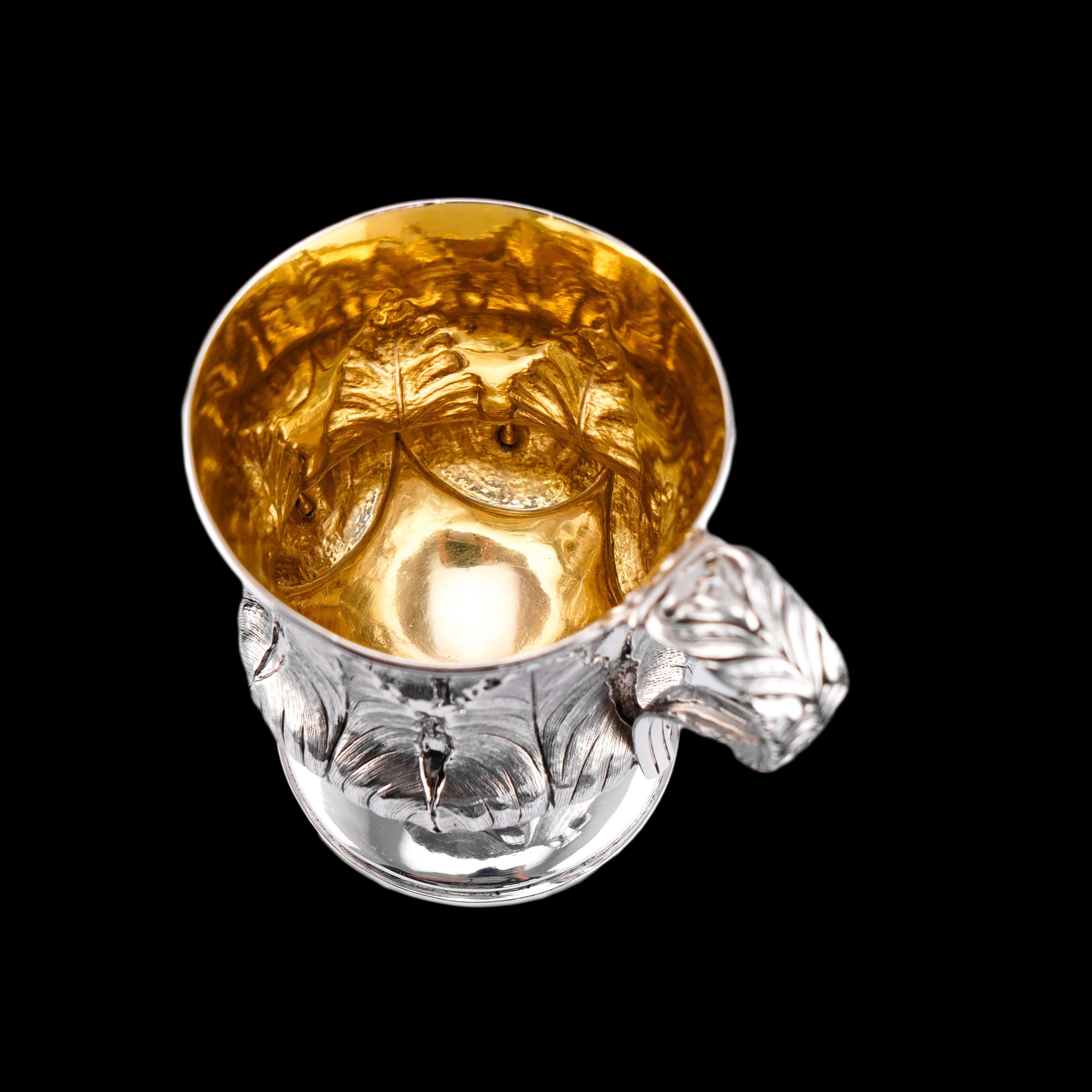 Tasse à tasse géorgienne ancienne en argent massif avec feuilles de laurier ciselées - Londres vers 1800 en vente 3