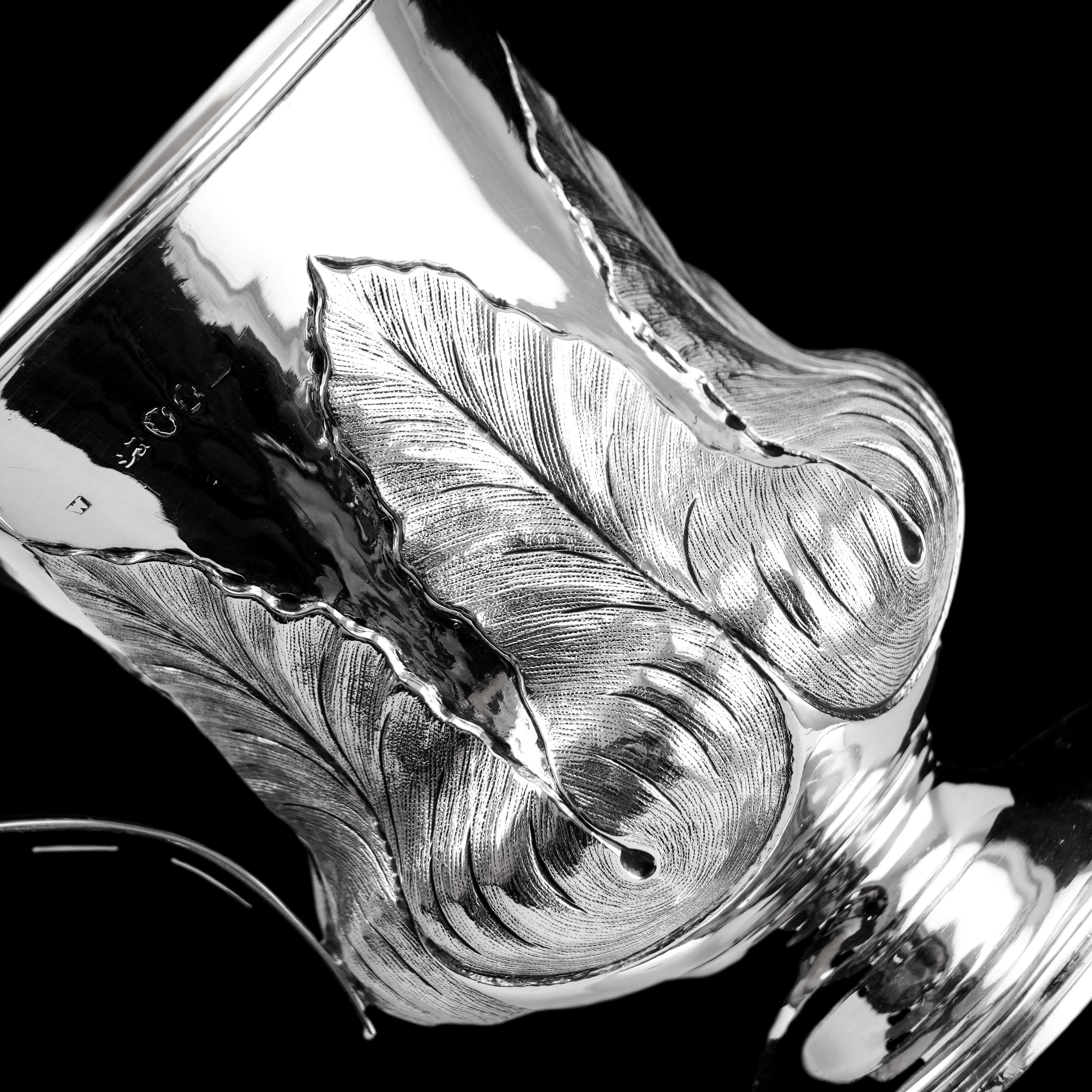 Tasse à tasse géorgienne ancienne en argent massif avec feuilles de laurier ciselées - Londres vers 1800 en vente 4