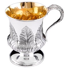 Tasse à tasse géorgienne ancienne en argent massif avec feuilles de laurier ciselées - Londres vers 1800
