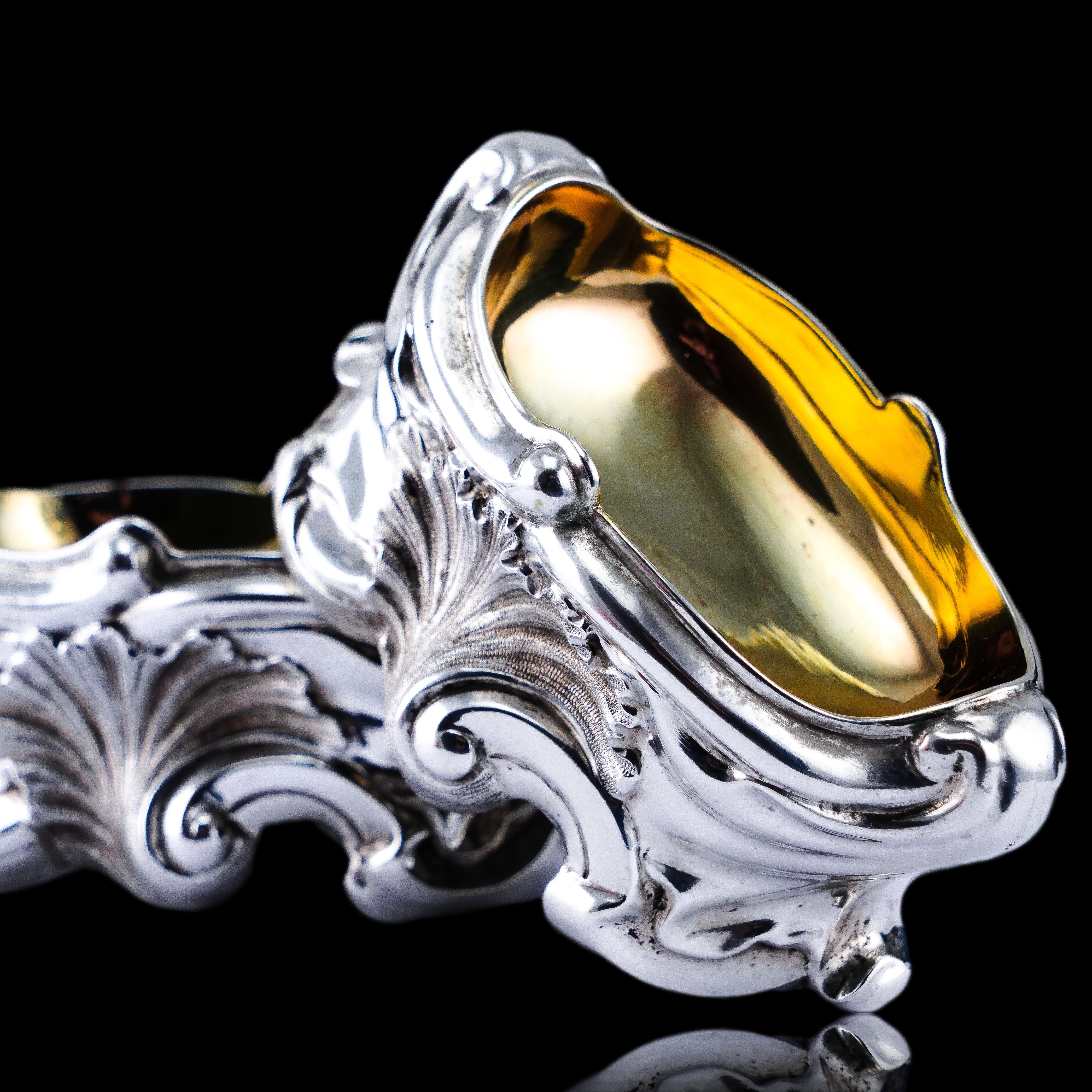 Ancienne salière géorgienne en argent massif au design néo-rococo - Londres 1834 Bon état - En vente à London, GB