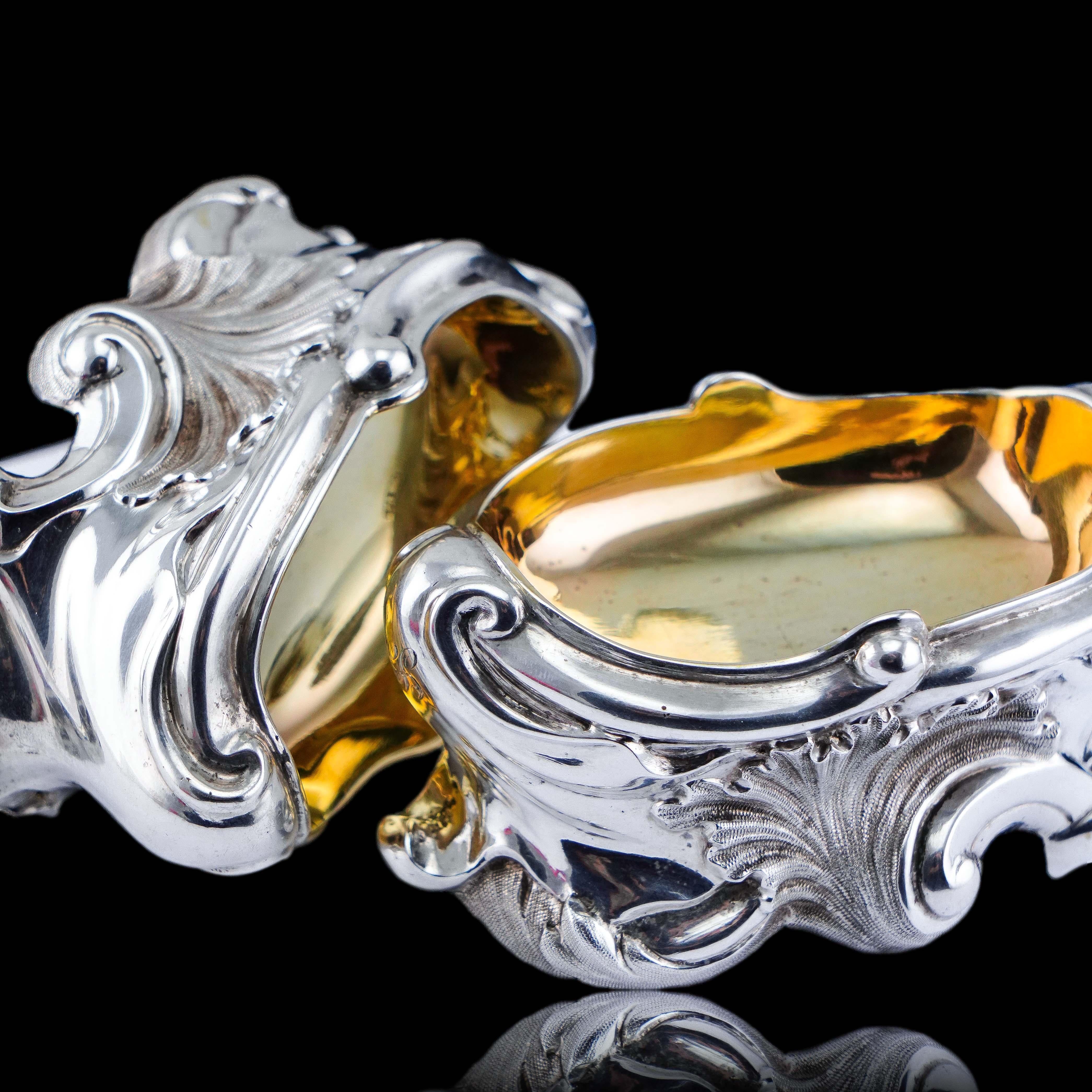 XIXe siècle Ancienne salière géorgienne en argent massif au design néo-rococo - Londres 1834 en vente