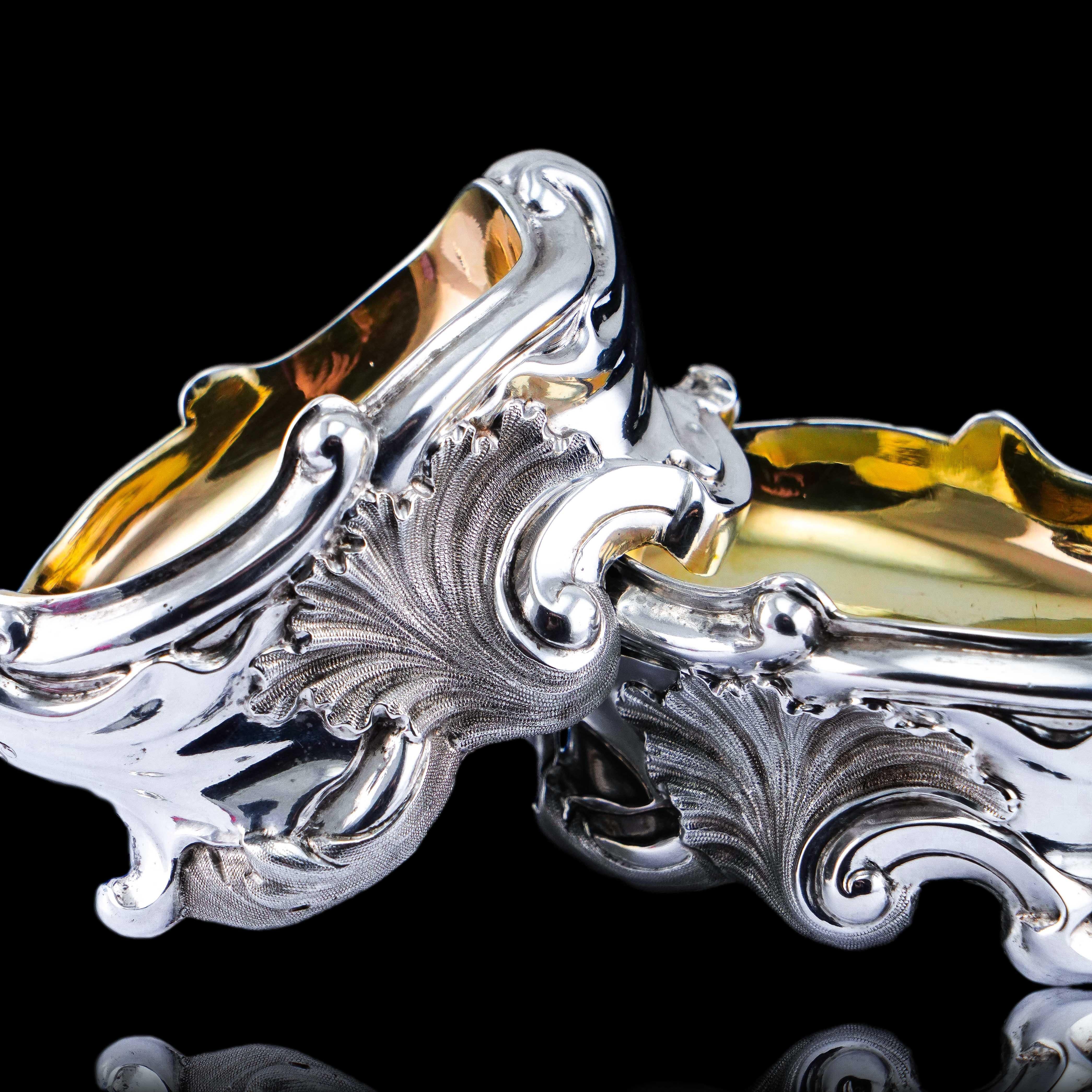 Argent sterling Ancienne salière géorgienne en argent massif au design néo-rococo - Londres 1834 en vente