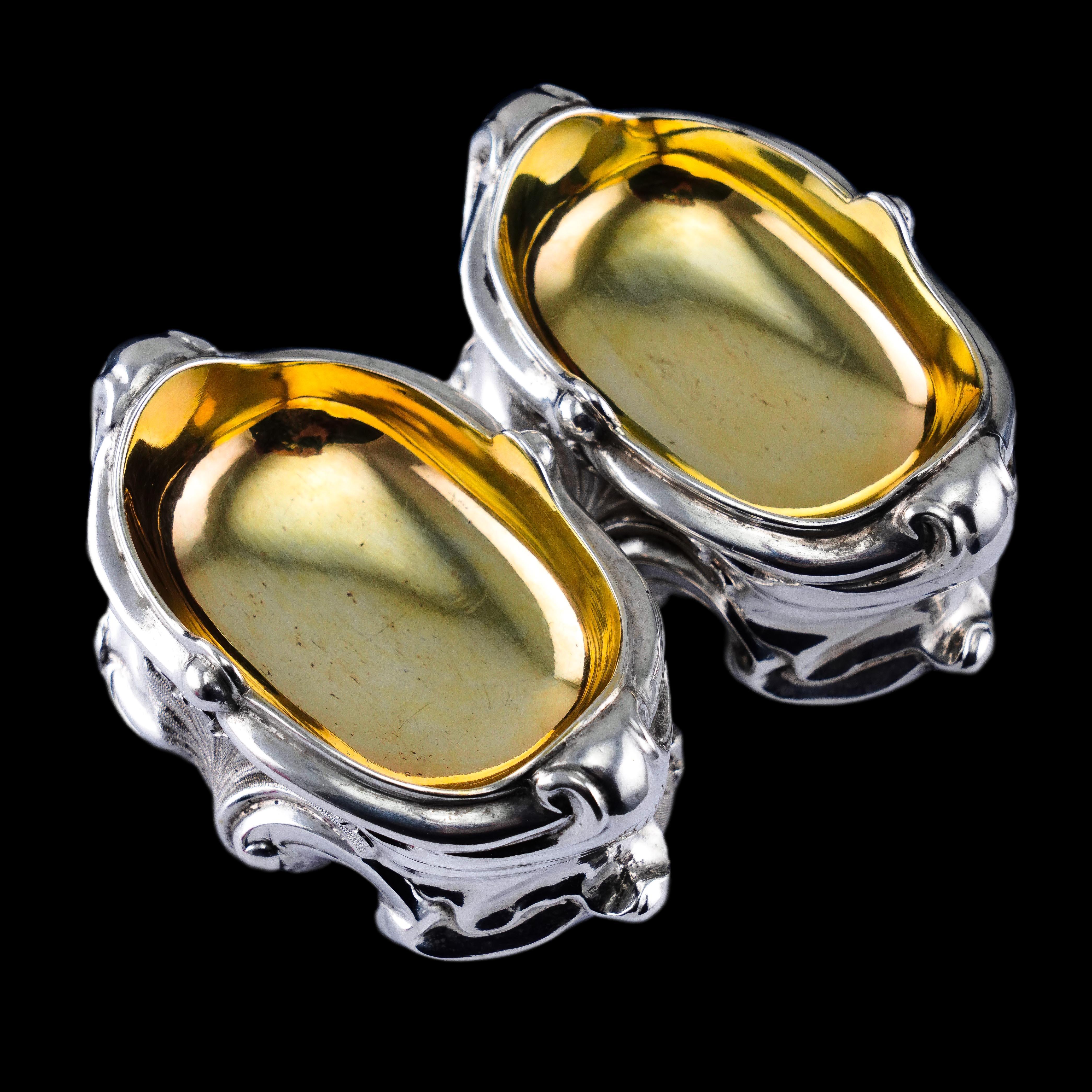 Ancienne salière géorgienne en argent massif au design néo-rococo - Londres 1834 en vente 1