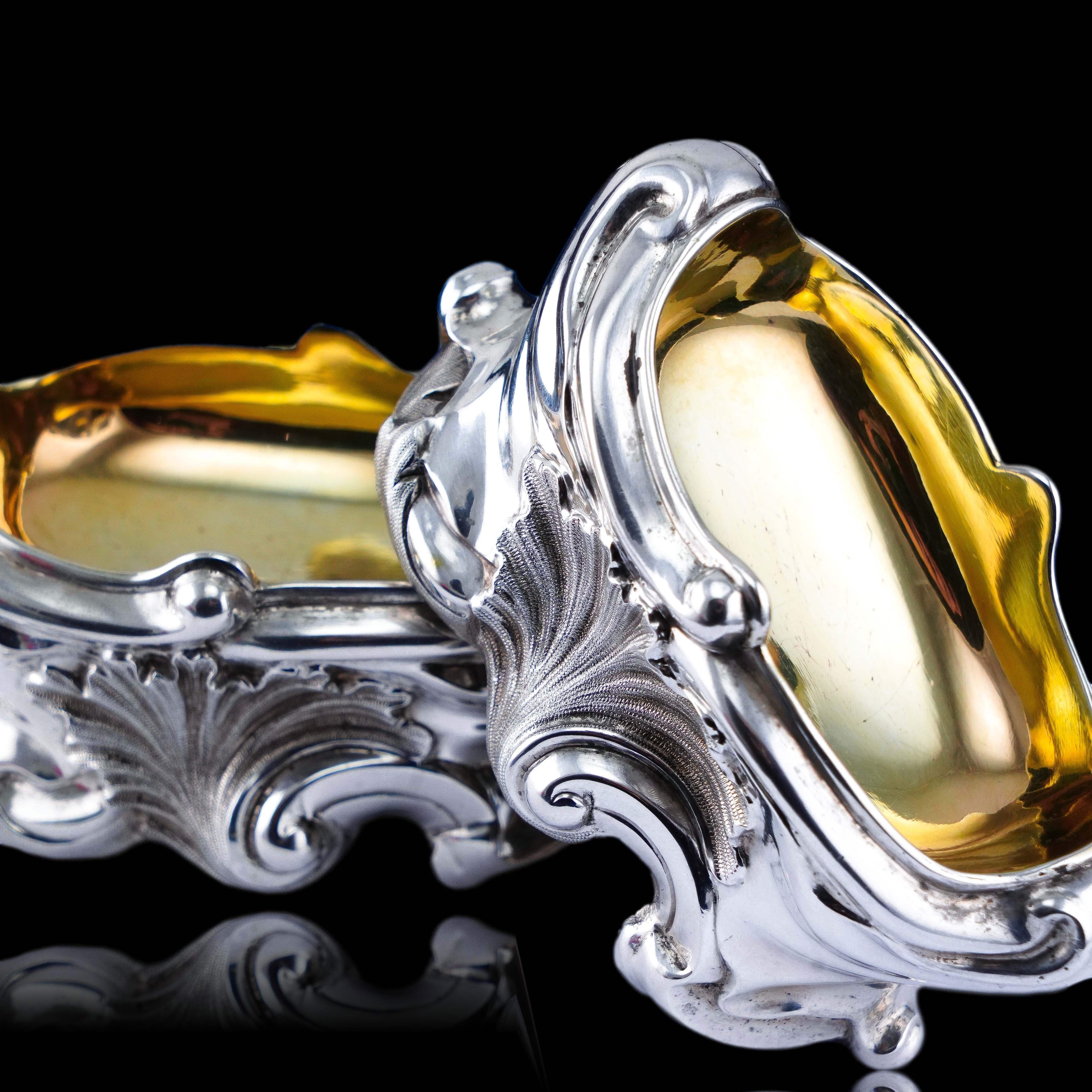 Ancienne salière géorgienne en argent massif au design néo-rococo - Londres 1834 en vente 2