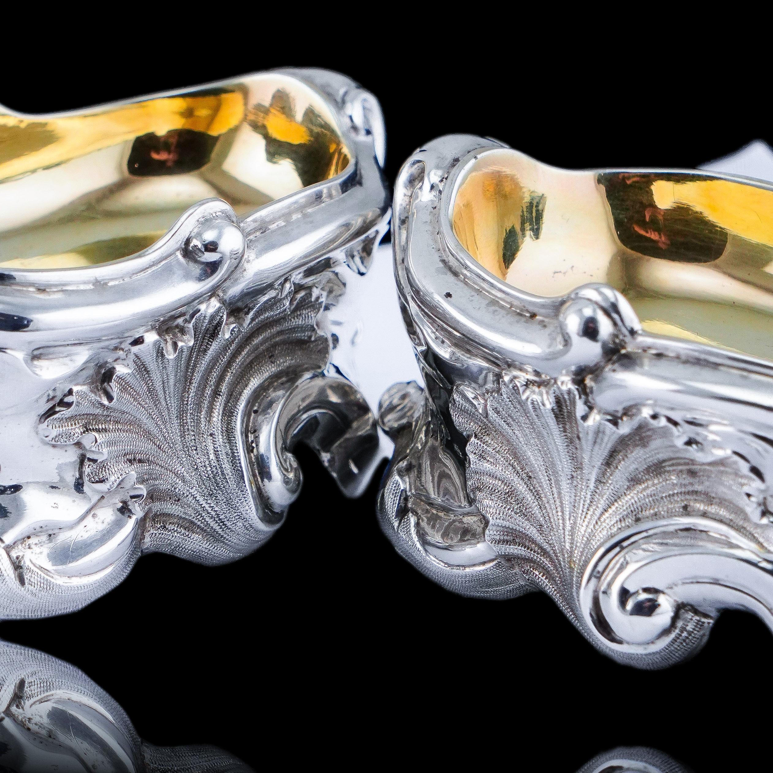 Ancienne salière géorgienne en argent massif au design néo-rococo - Londres 1834 en vente 3