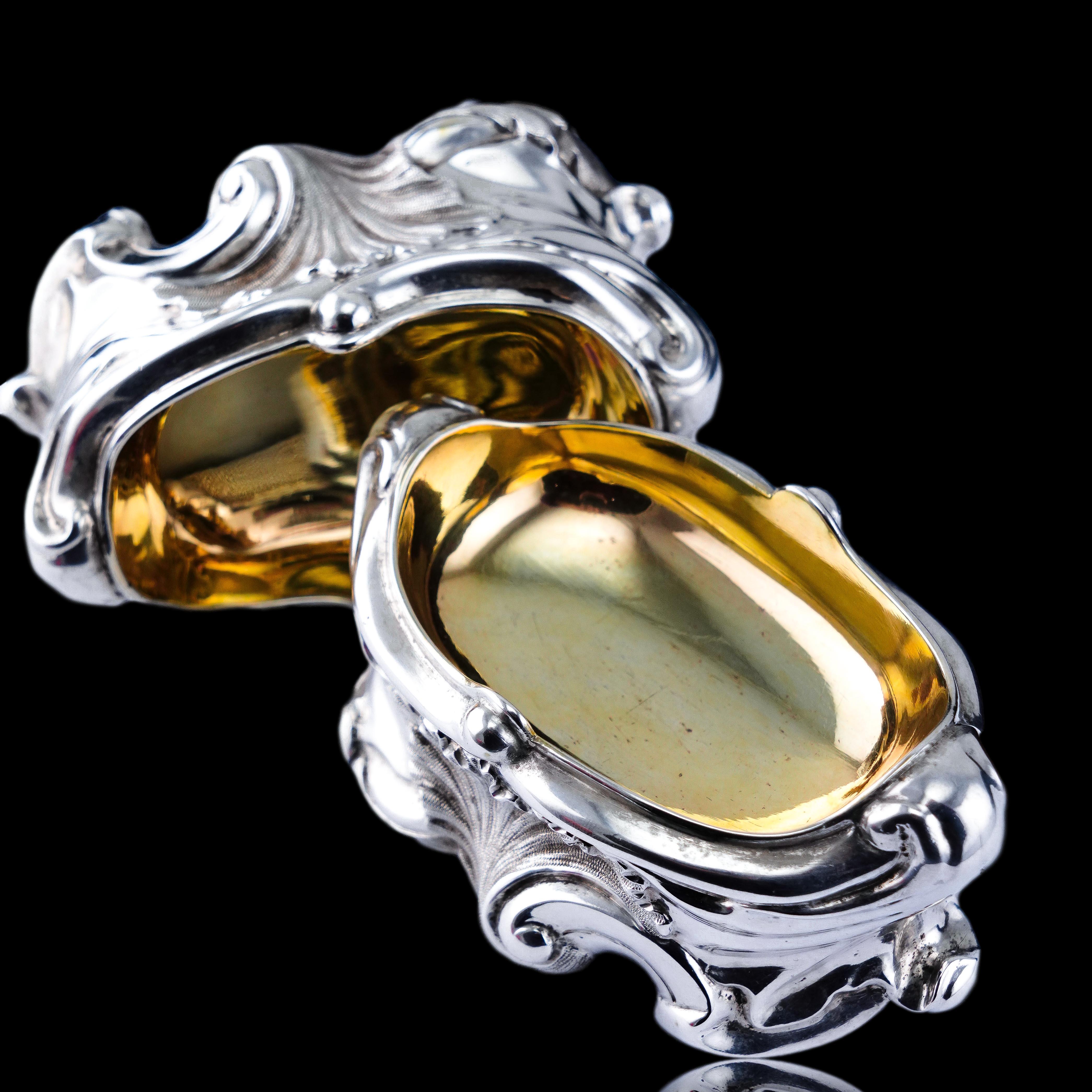 Ancienne salière géorgienne en argent massif au design néo-rococo - Londres 1834 en vente 4