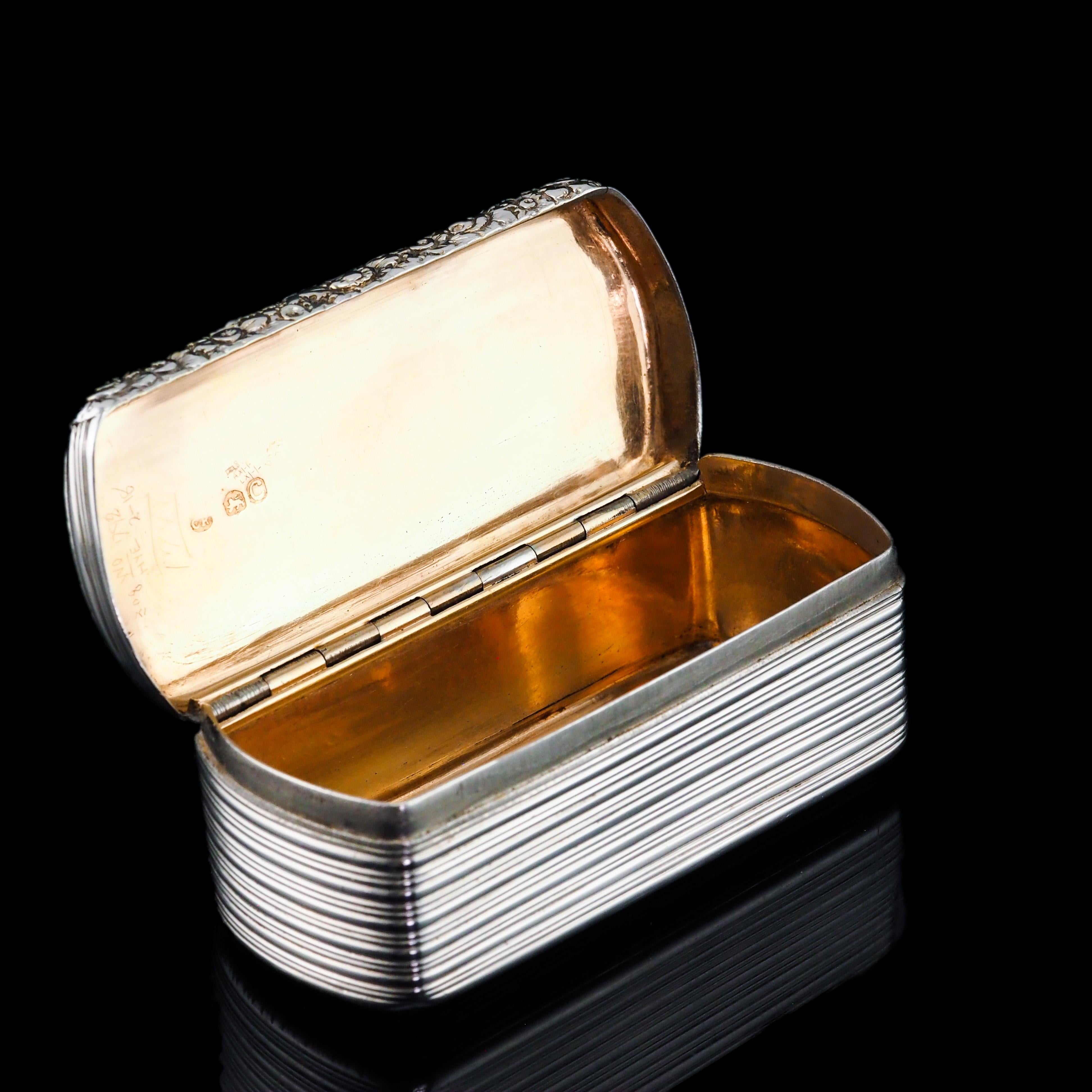 We are delighted to offer this classically elegant Georgian solid silver snuff box made by Charles Rawlings, London 1818.
 
The box features an understated and timeless Georgian design with reeded band decorations on all sides of the oblong box. 
